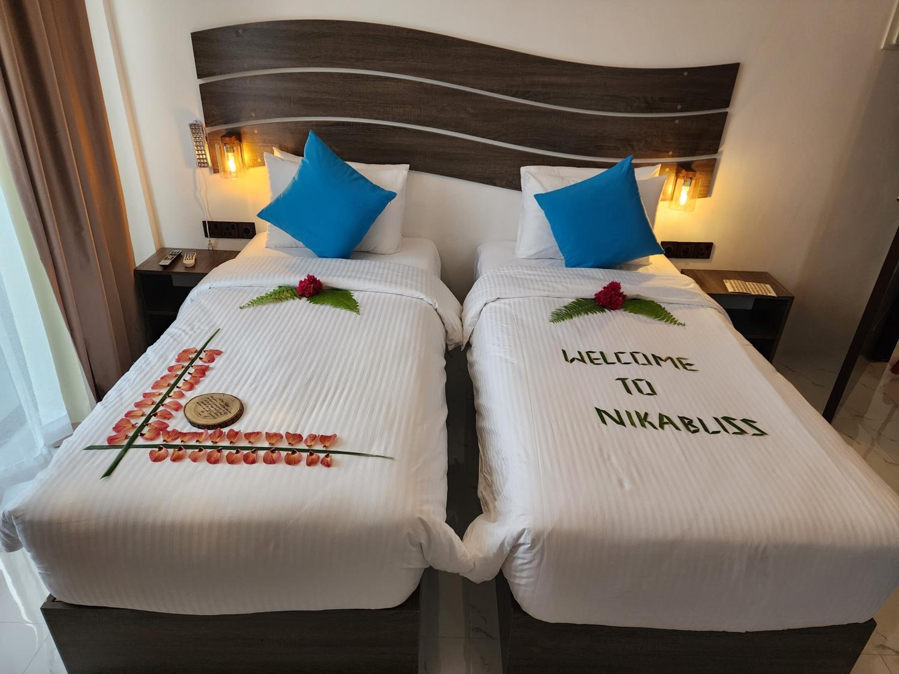 Deluxe Double Room with Side Sea View