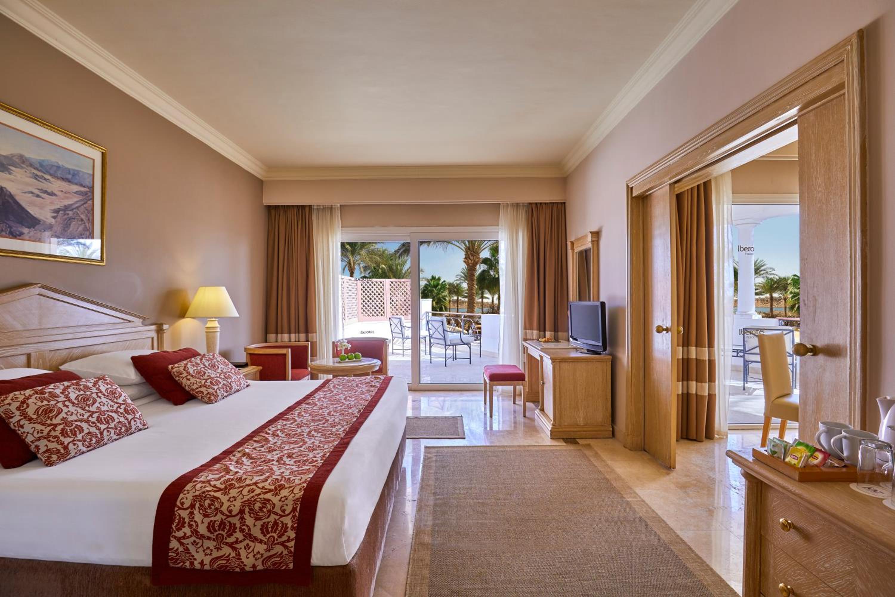 Executive Suite Queen or Twin Bed Sea View