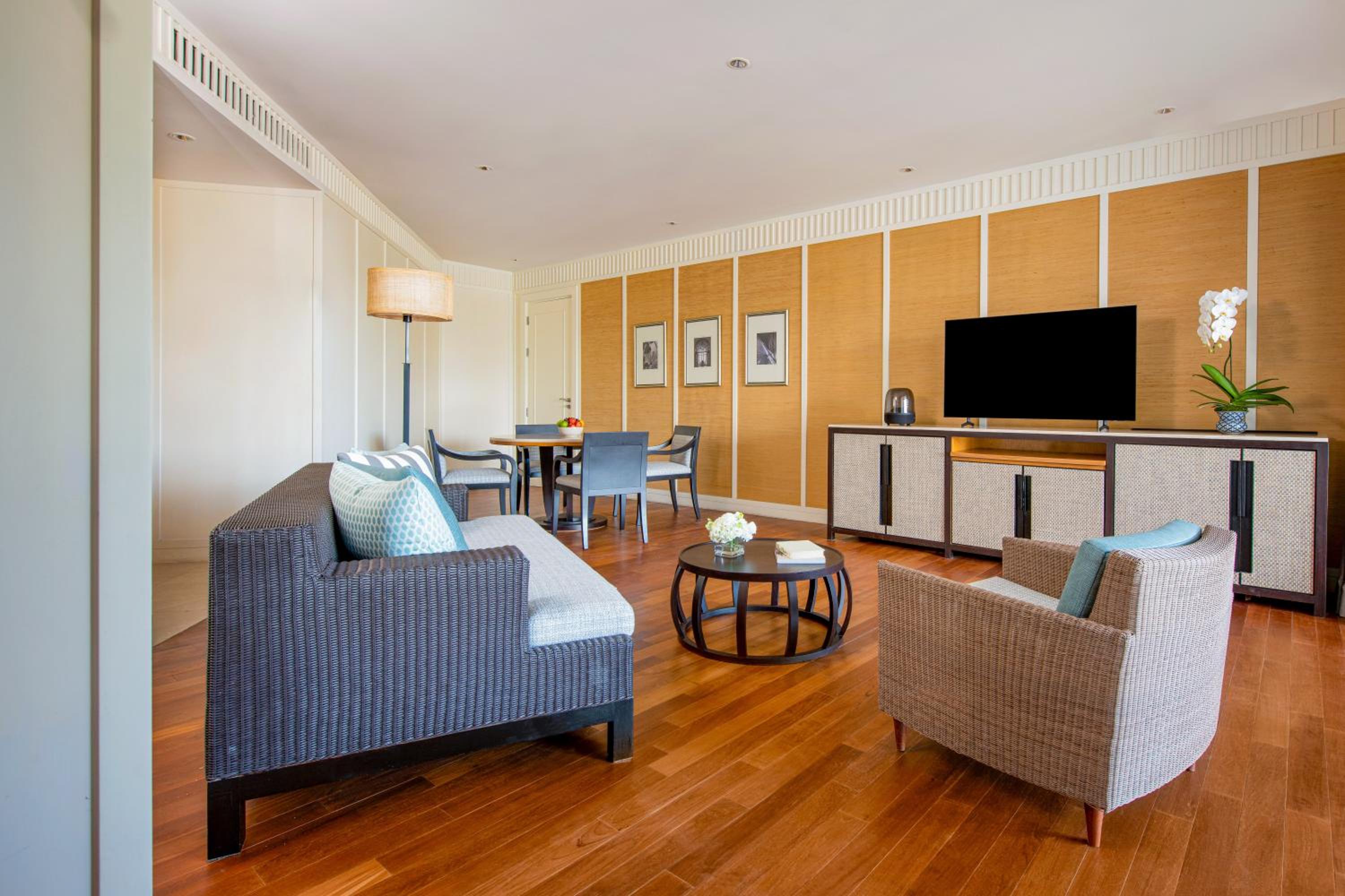 One-Bedroom Suite with Pool View and Club Lounge Access - Photo 2