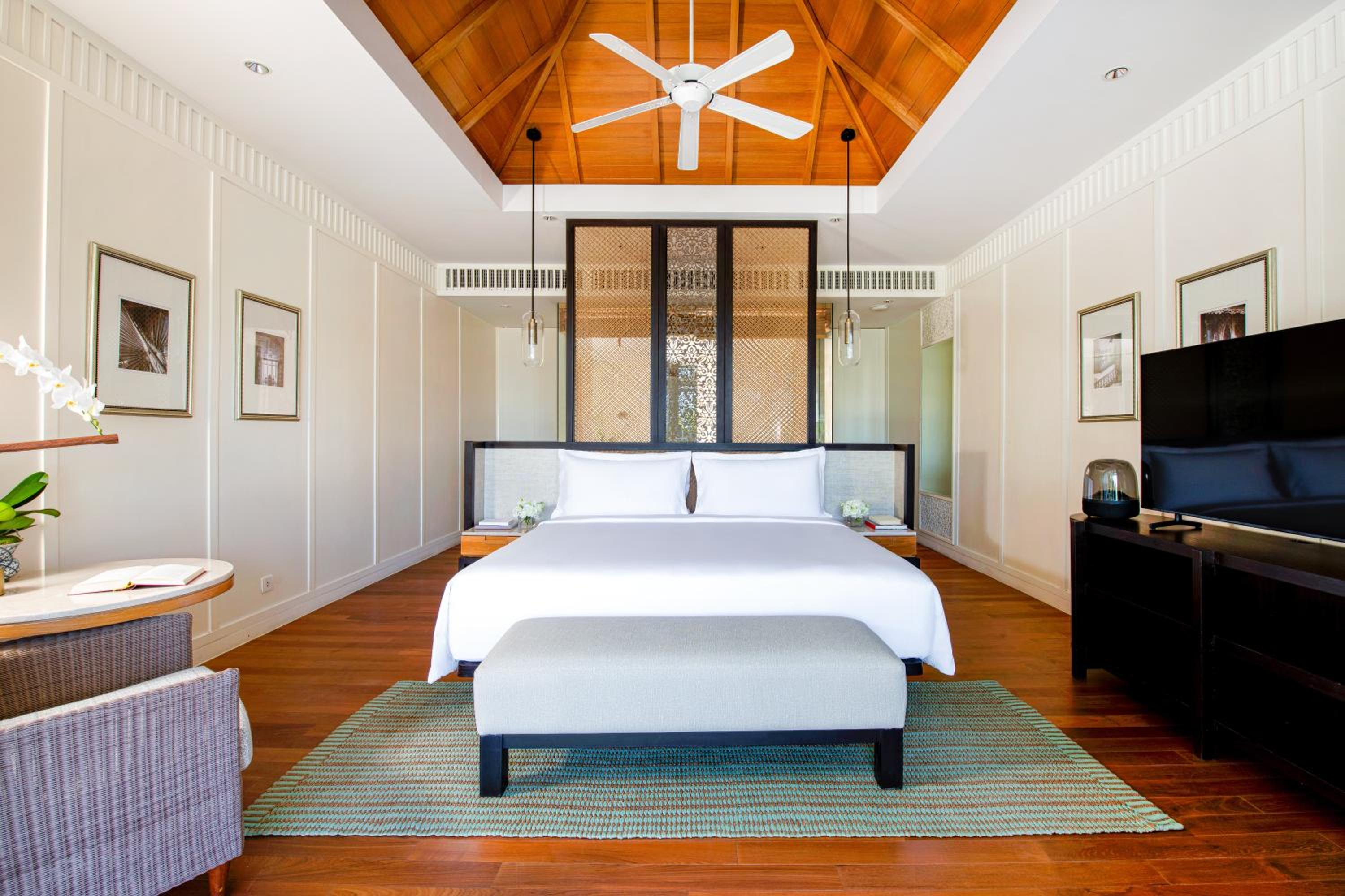 One-Bedroom Suite with Pool View and Club Lounge Access - Photo 1