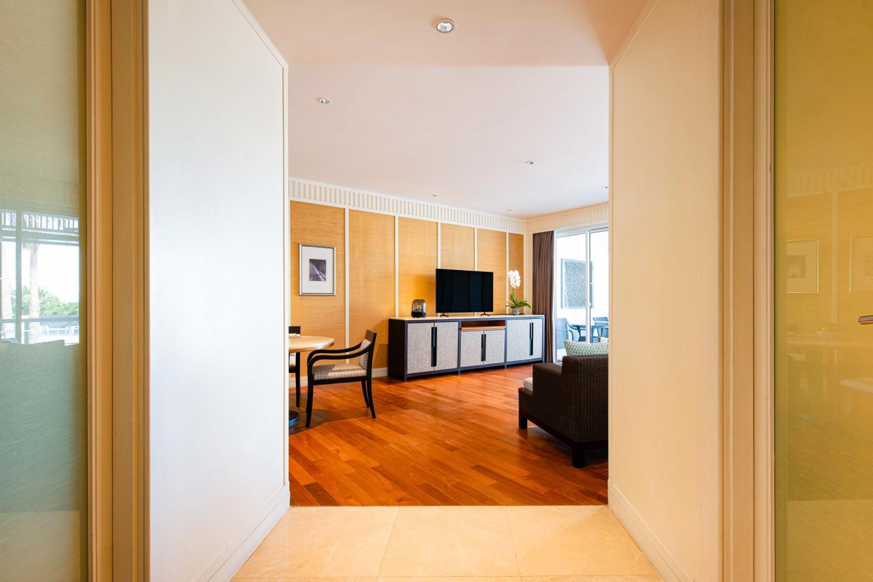 One-Bedroom Suite with Pool View and Club Lounge Access - Photo 3