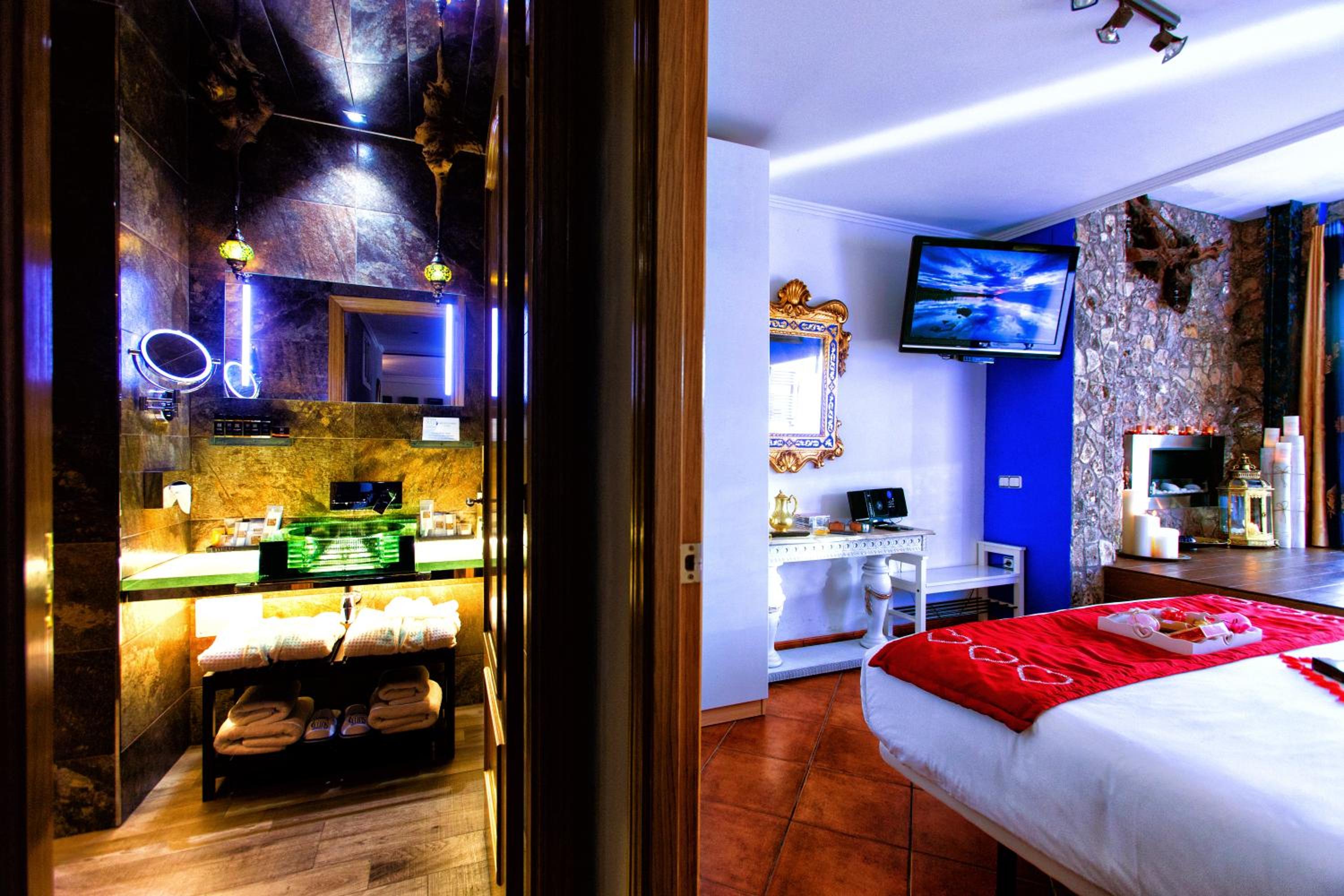 Two-Bedroom House (2-6 Adults) - Photo 251