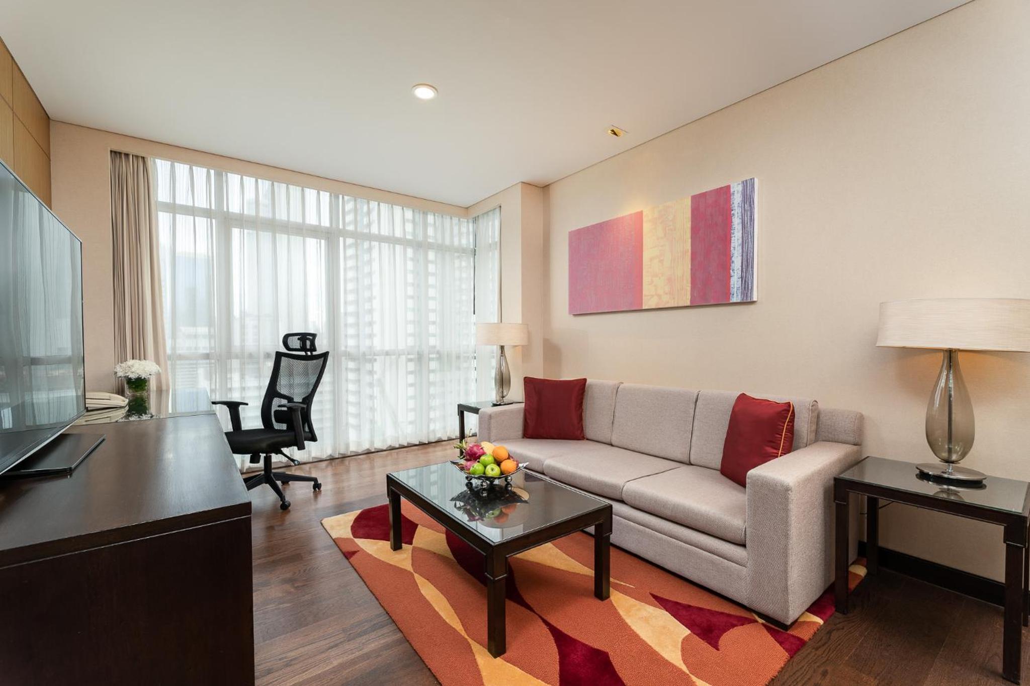 One-Bedroom King Suite with City View photo 2