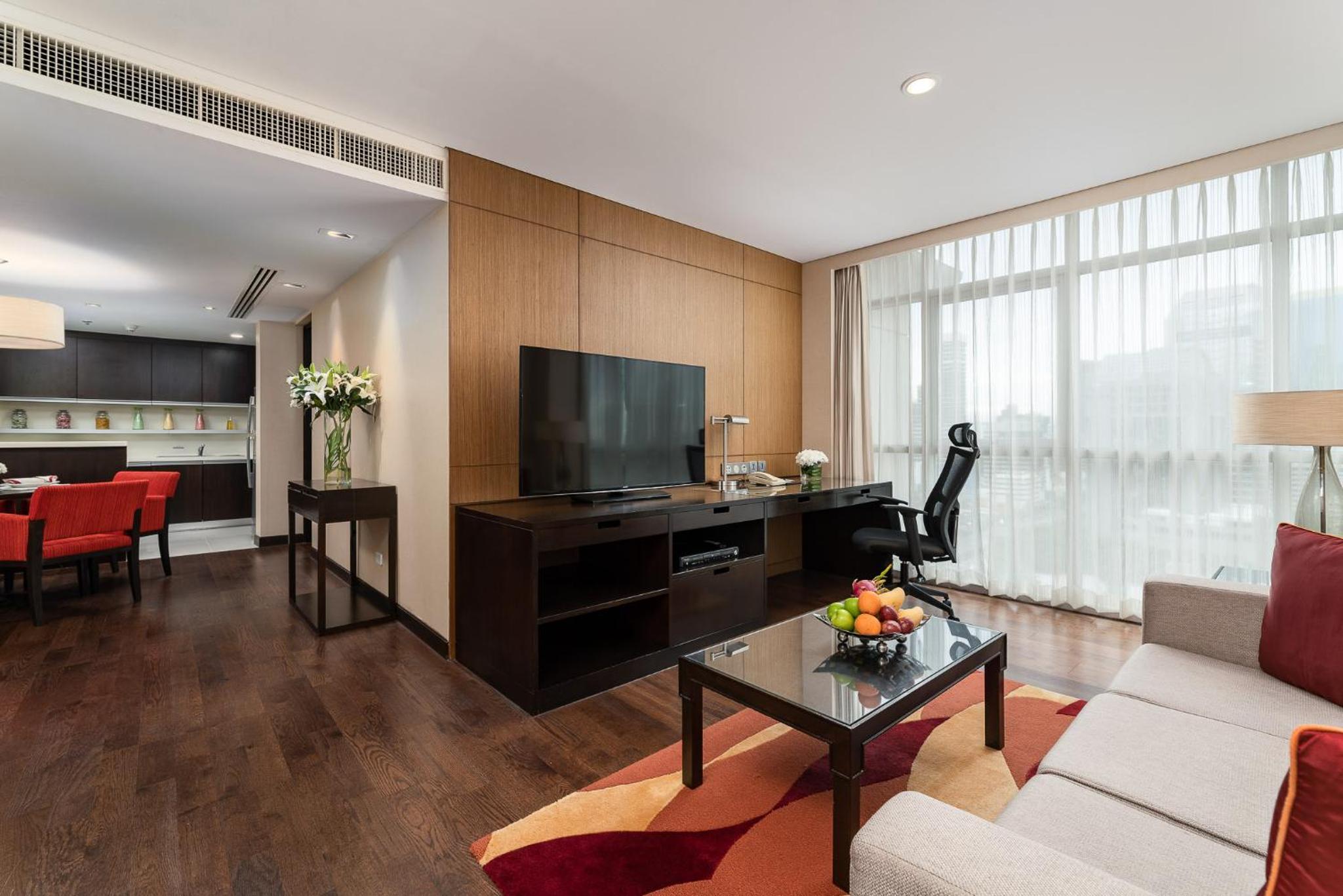 One-Bedroom King Suite with City View photo 3