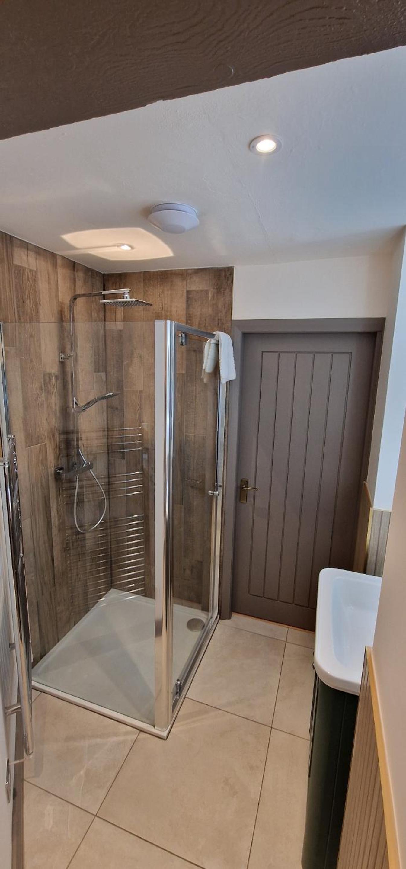 Deluxe Double Room with Shower - Photo 10