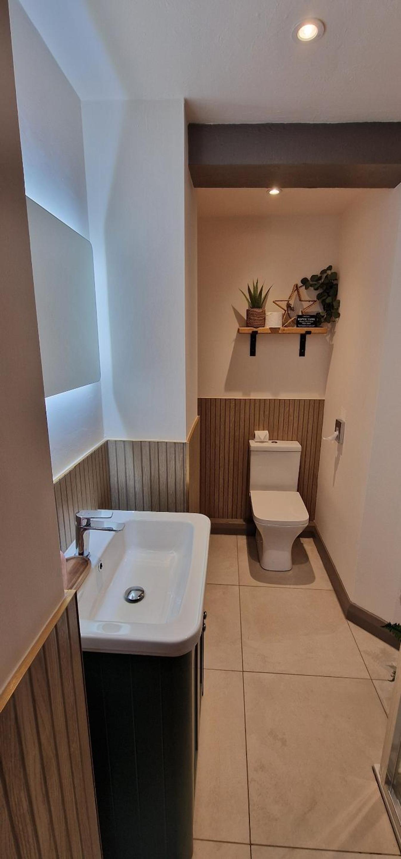Deluxe Double Room with Shower - Photo 4