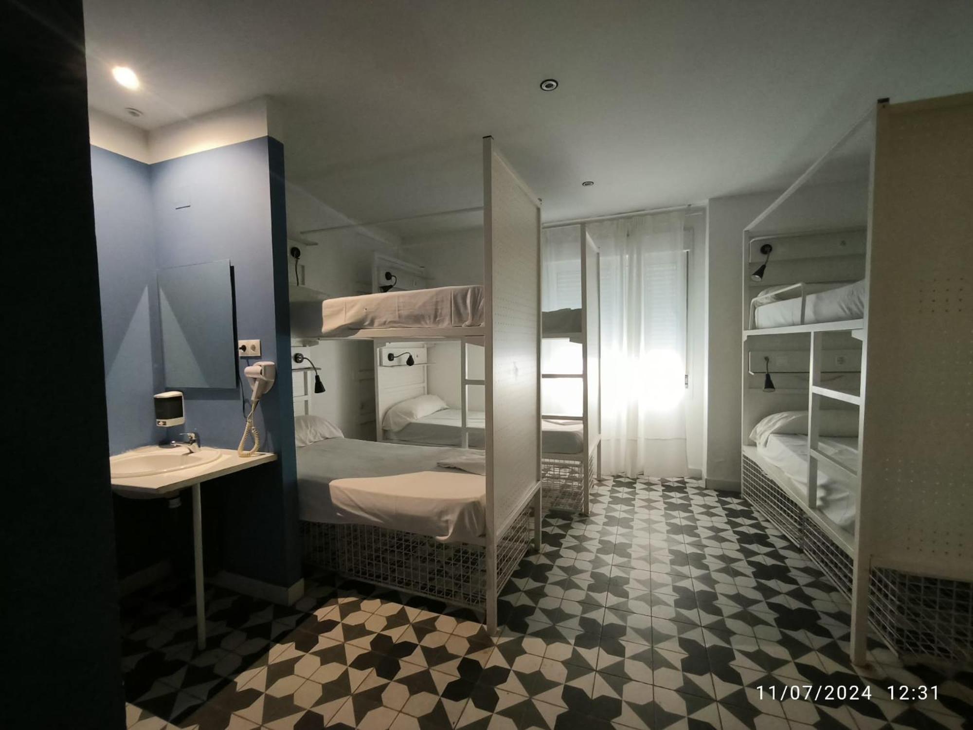 Cama en Habitación Compartida Mixta de 6 Camas con Baño Privado