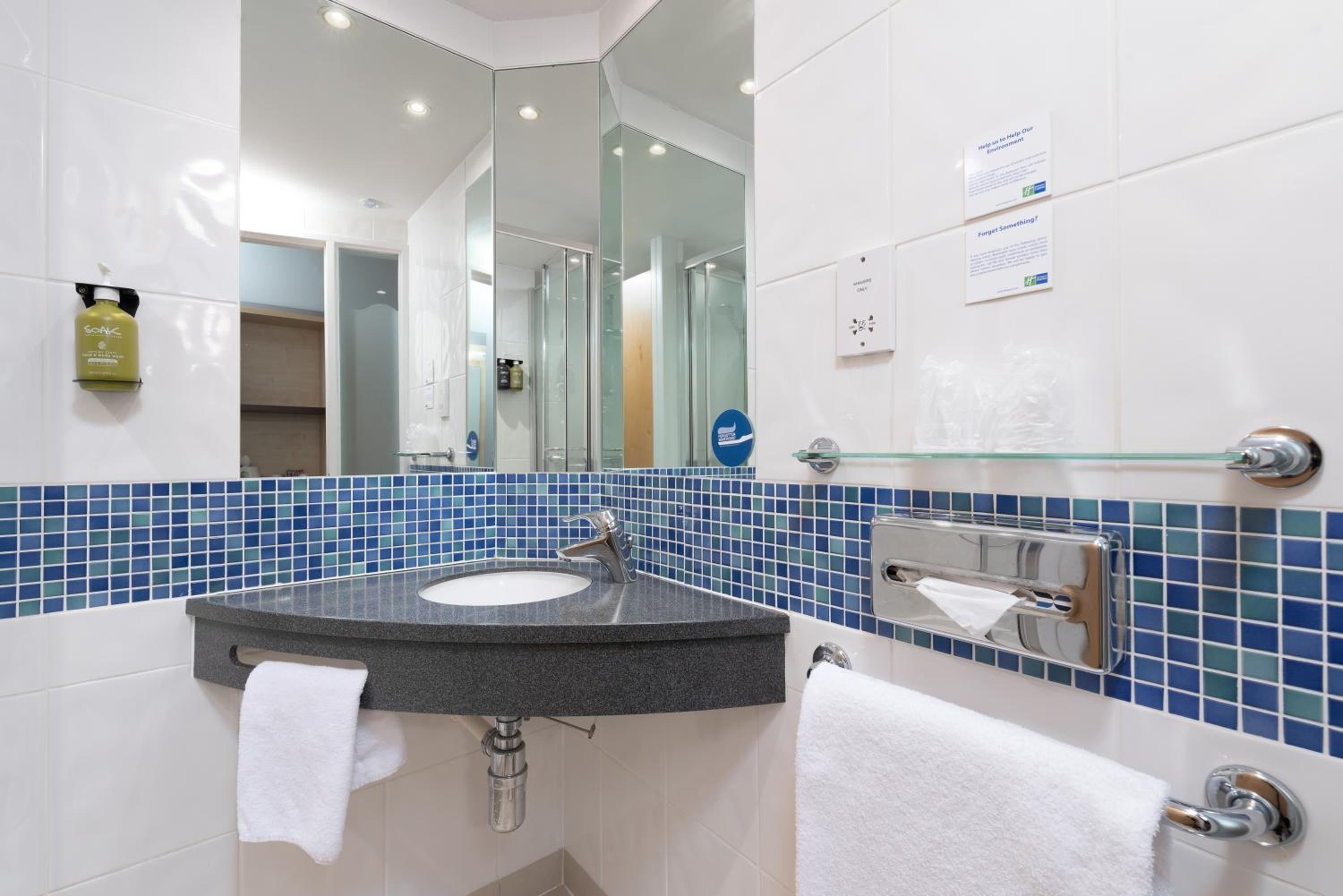 Standard Room with Free Hot Breakfast - Photo 4