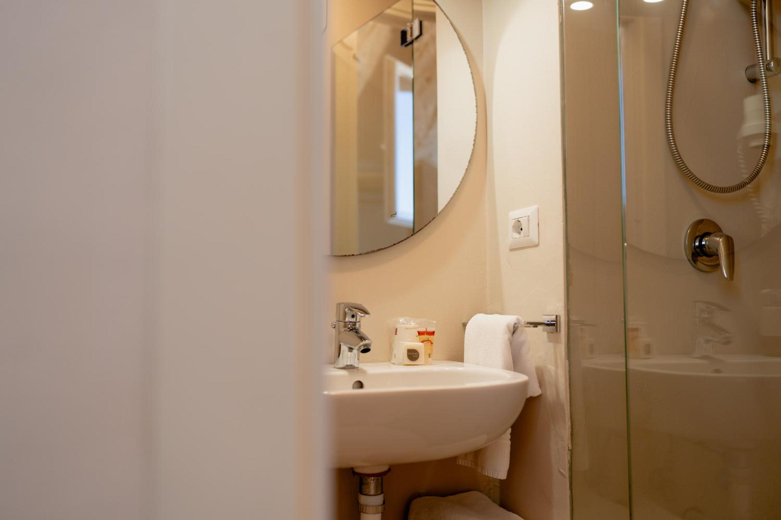 Small Single Room - Cave, photo 7
