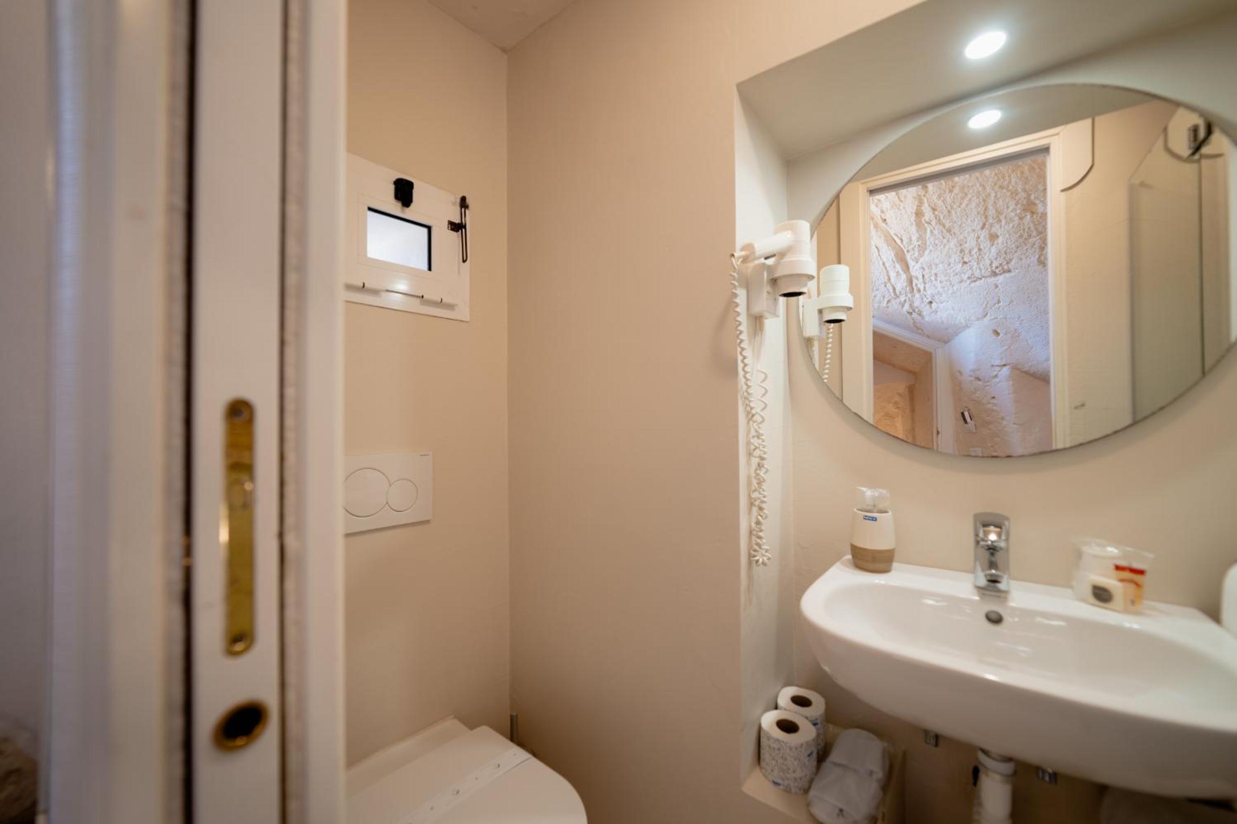 Small Single Room - Cave photo 3