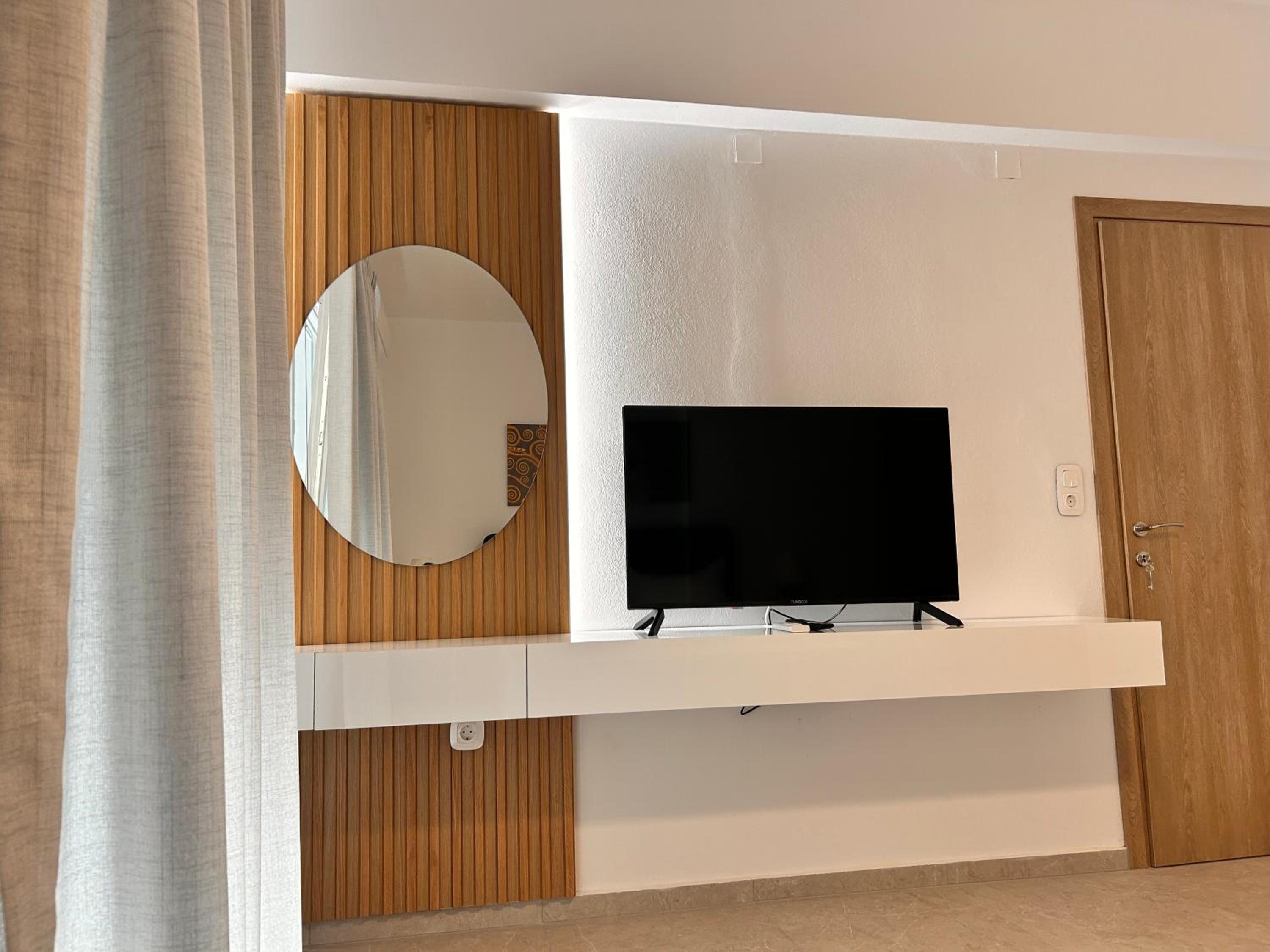 One-Bedroom Deluxe Apartment photo 2