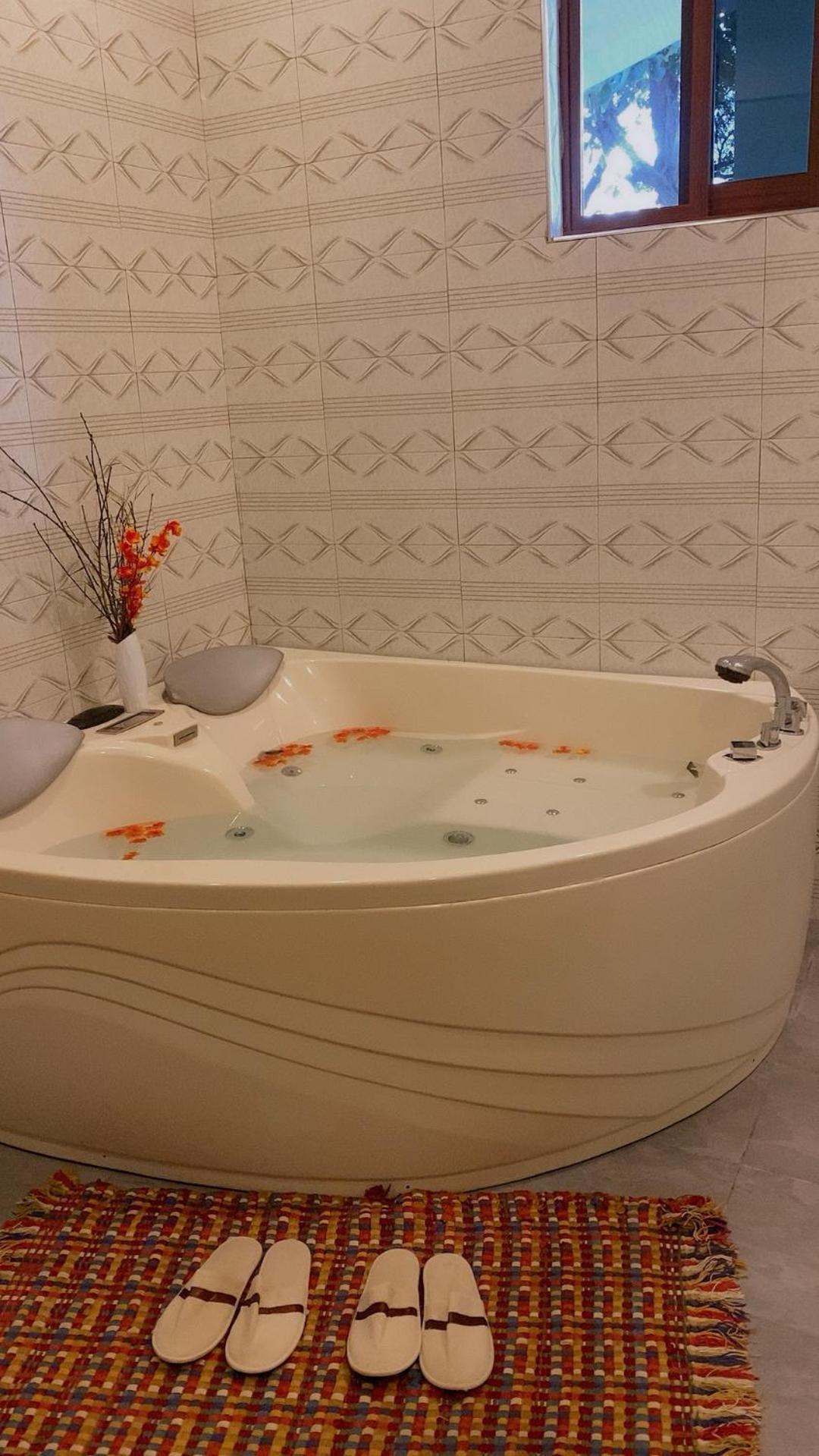 Deluxe King Room - Photo 7