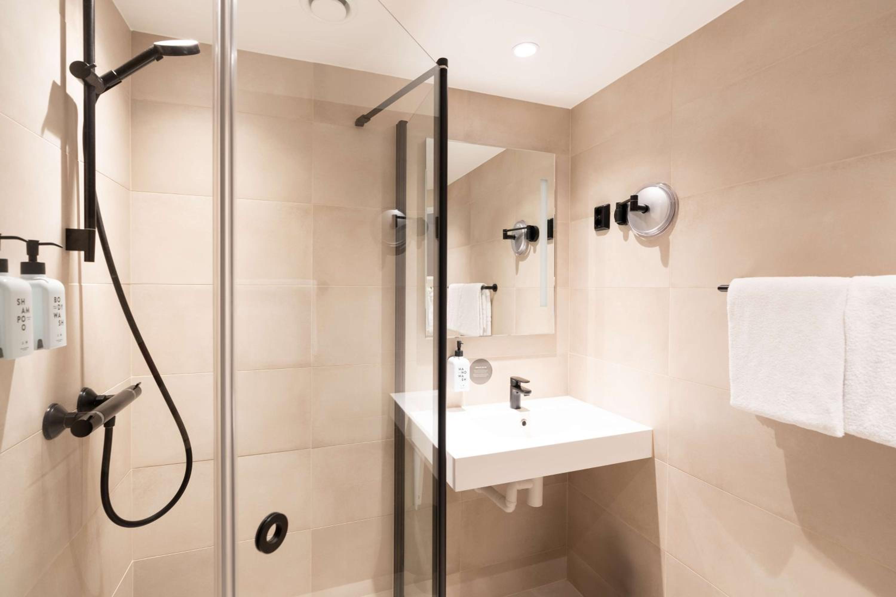 Double or Twin Room - Photo 6