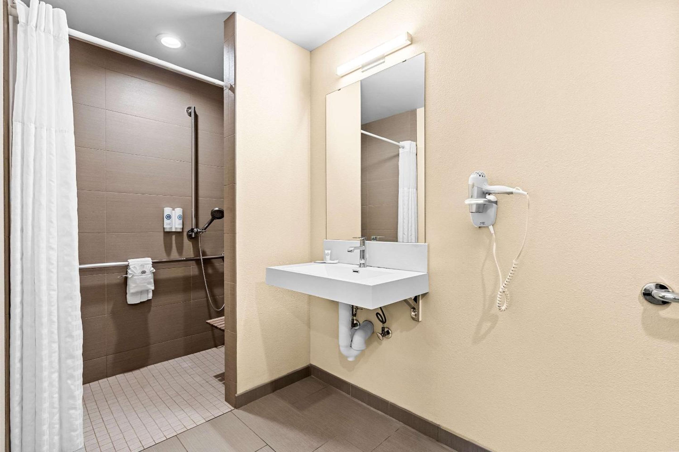 Double Room With Two Double Beds - Accessible/Non-Smoking photo 2