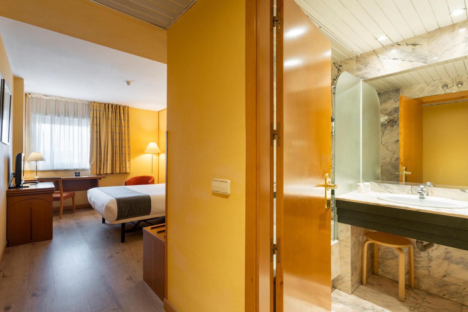 Double or Twin Room - Photo 7