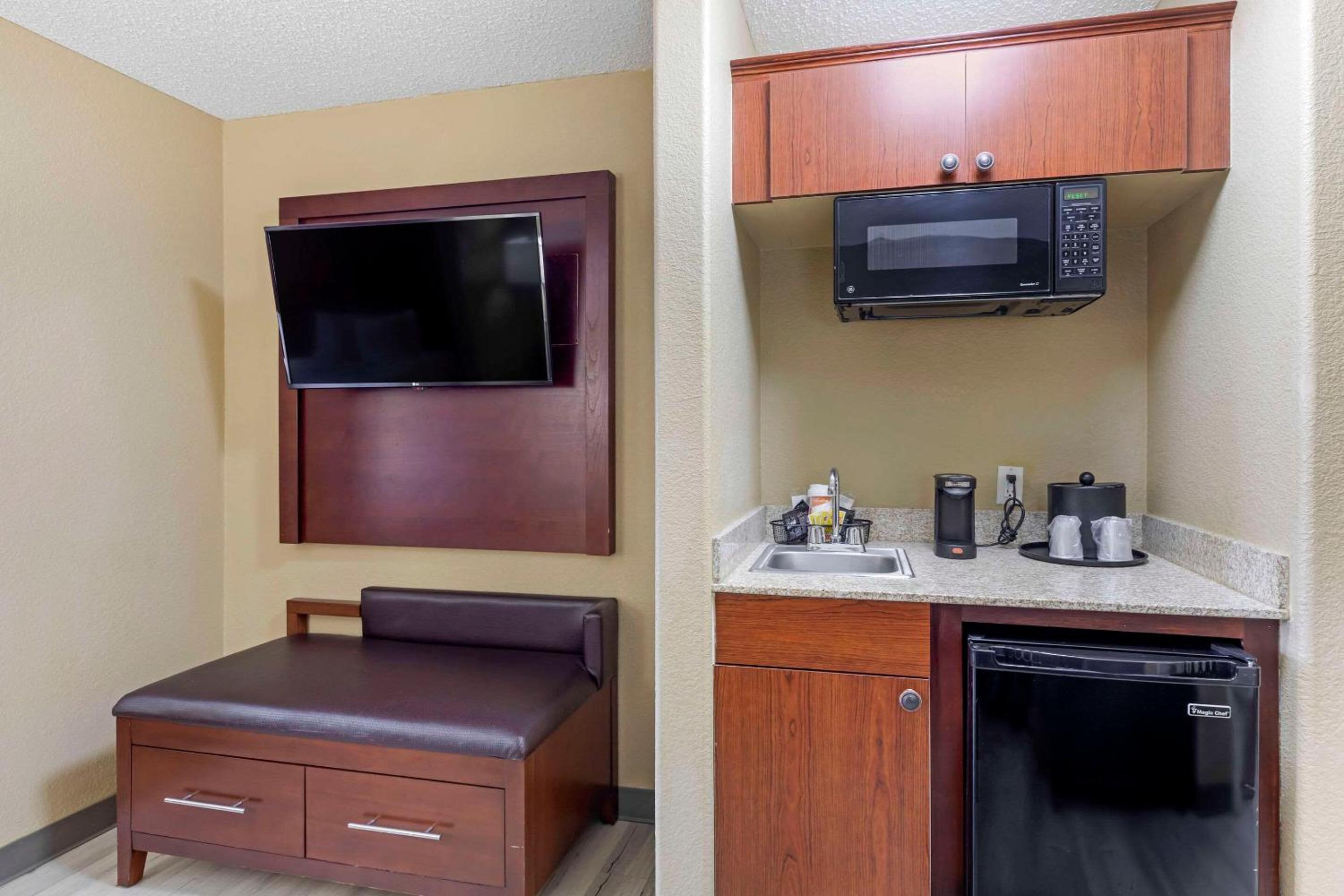 Queen Suite with Two Queen Beds - Non-Smoking - Photo 1