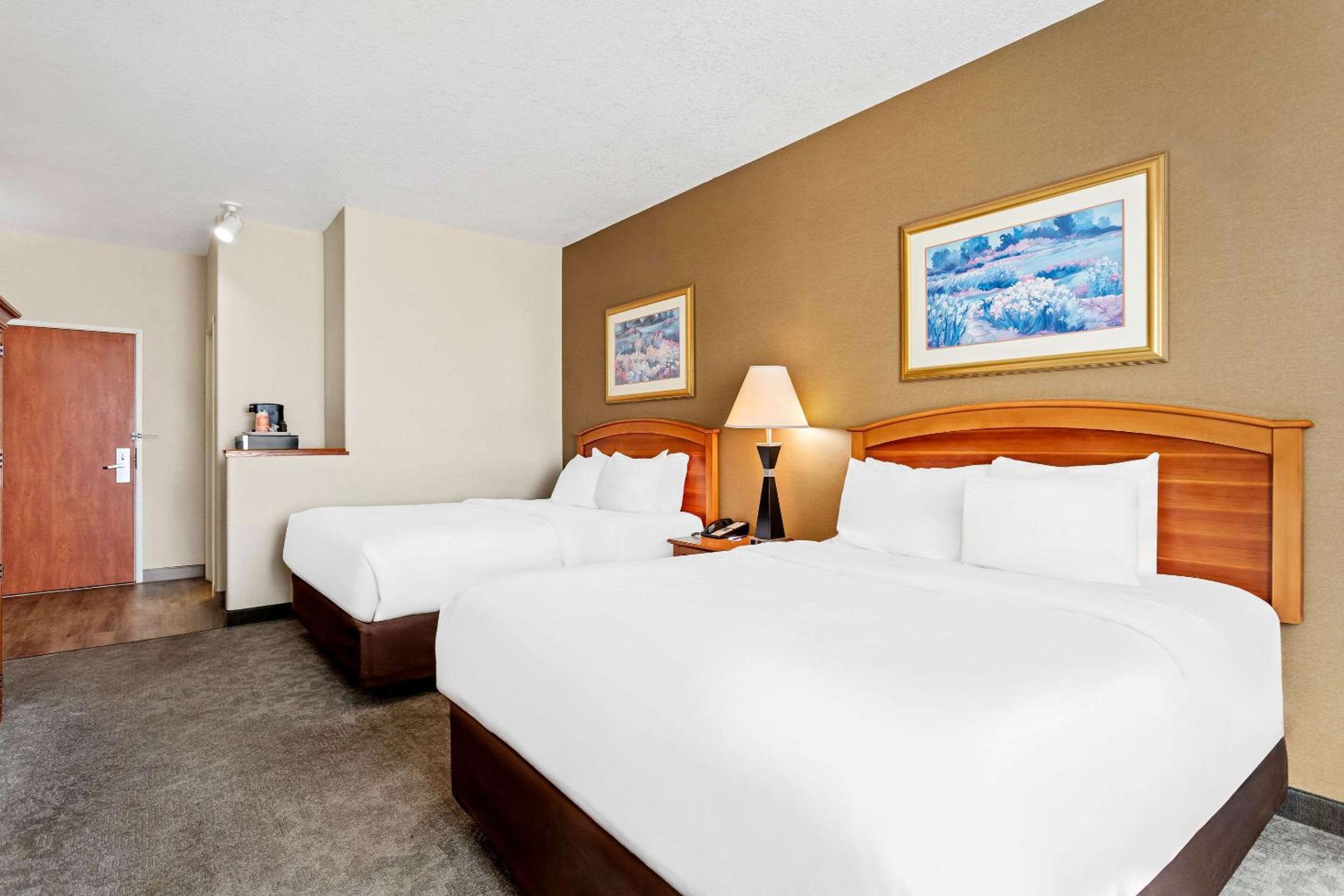 Standard Queen Room with Two Queen Beds - Non-Smoking photo 3