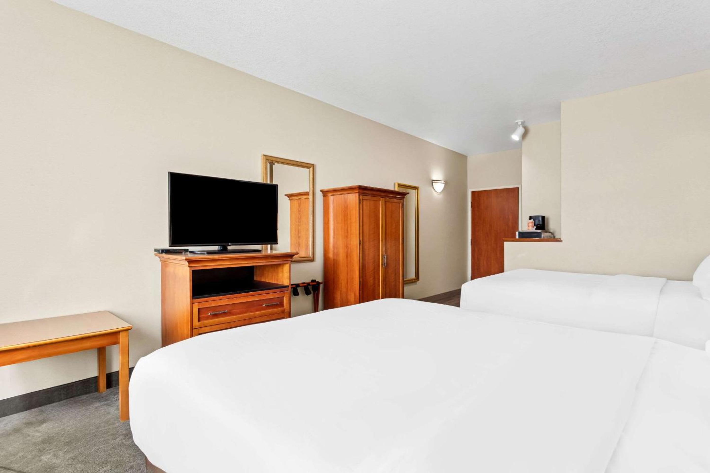 Standard Queen Room with Two Queen Beds - Non-Smoking photo 2
