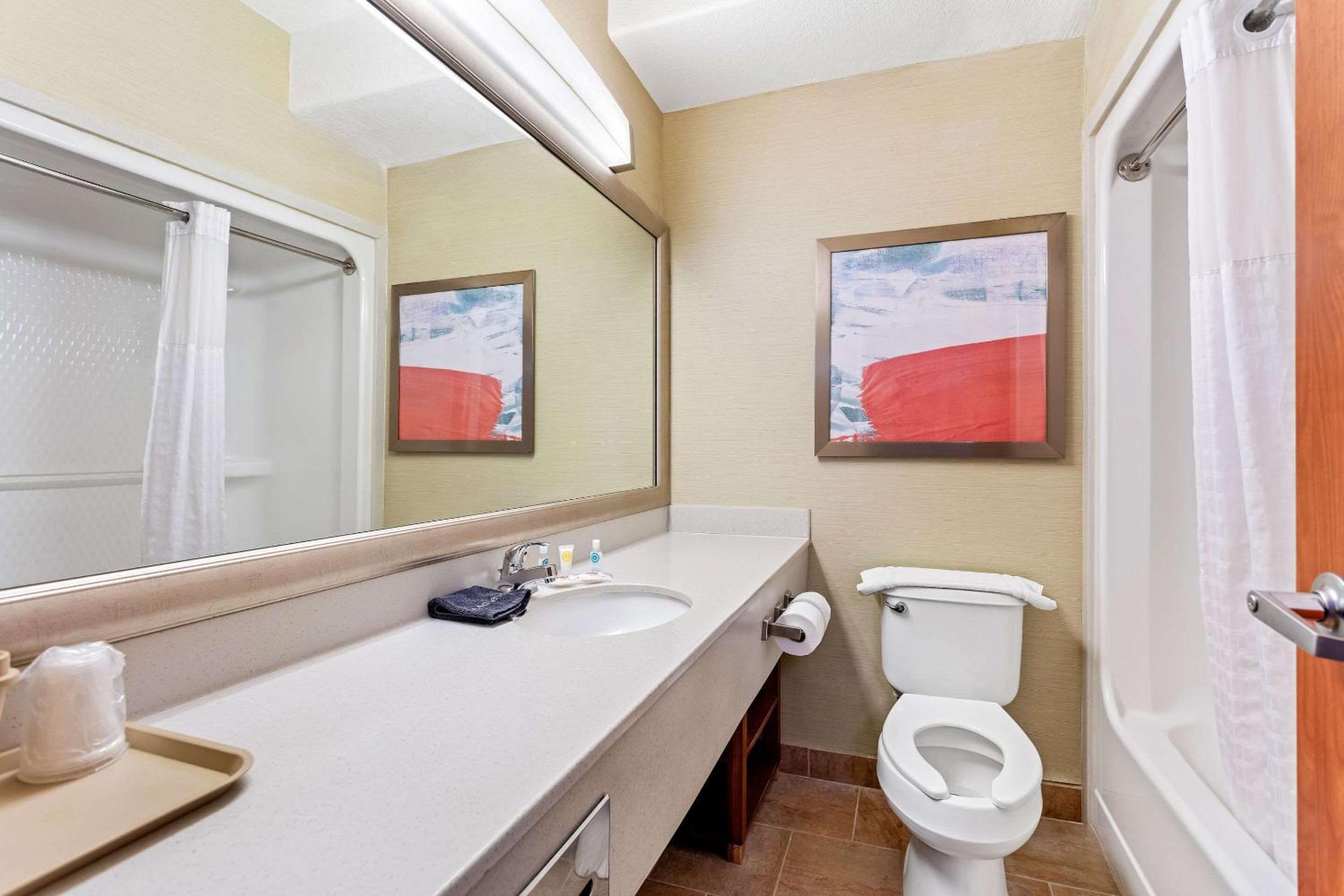 Queen Suite with Two Queen Beds - Non-Smoking photo 3