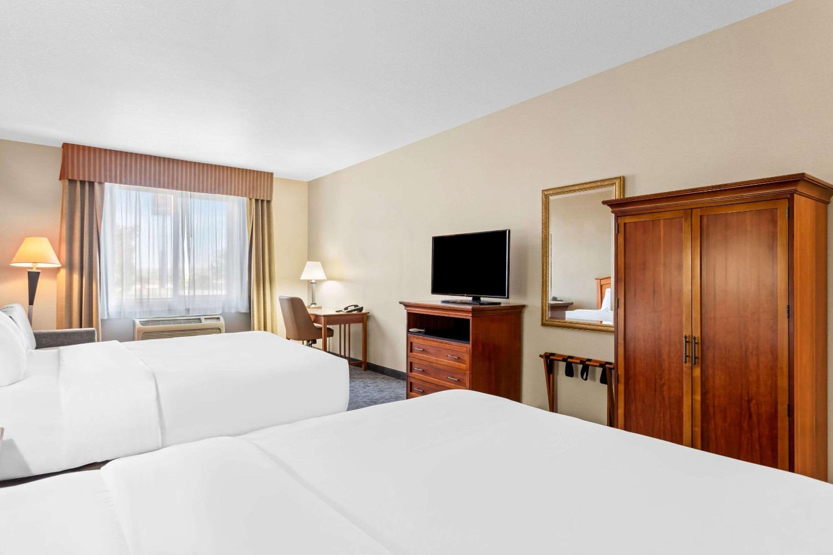 Queen Suite with Two Queen Beds - Non-Smoking photo 3