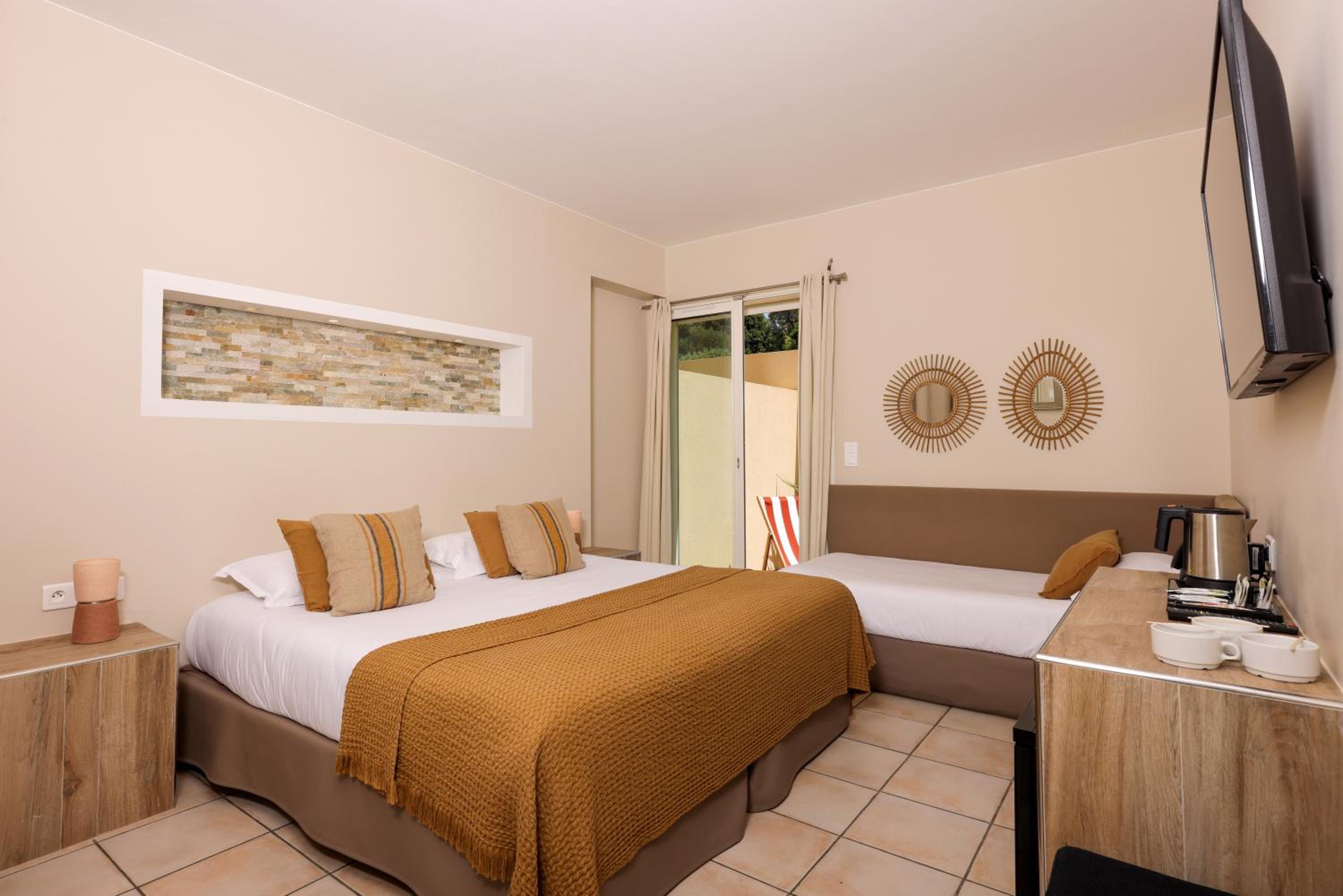 Classic Triple Room with patio