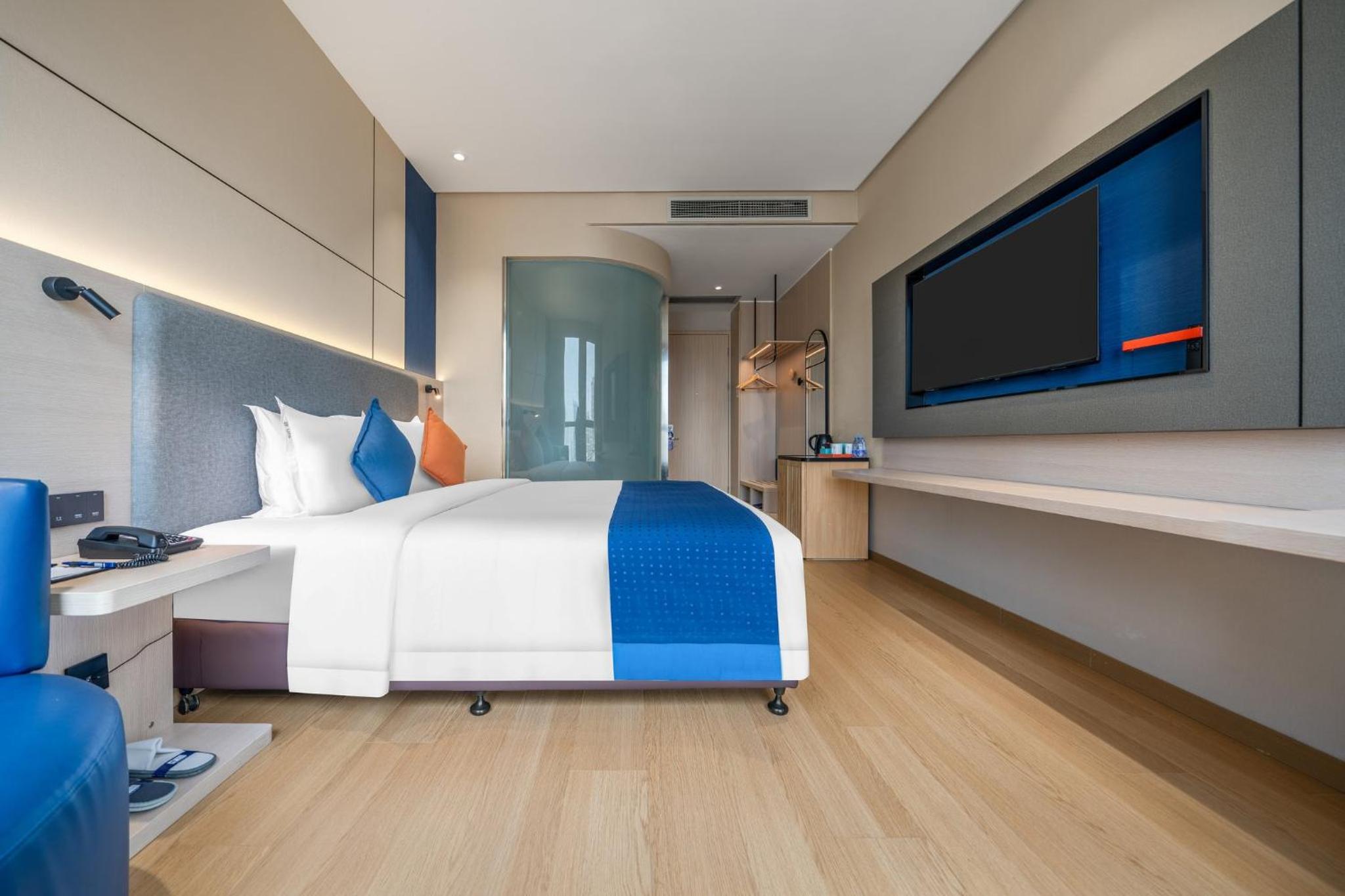 Standard King Room with City View