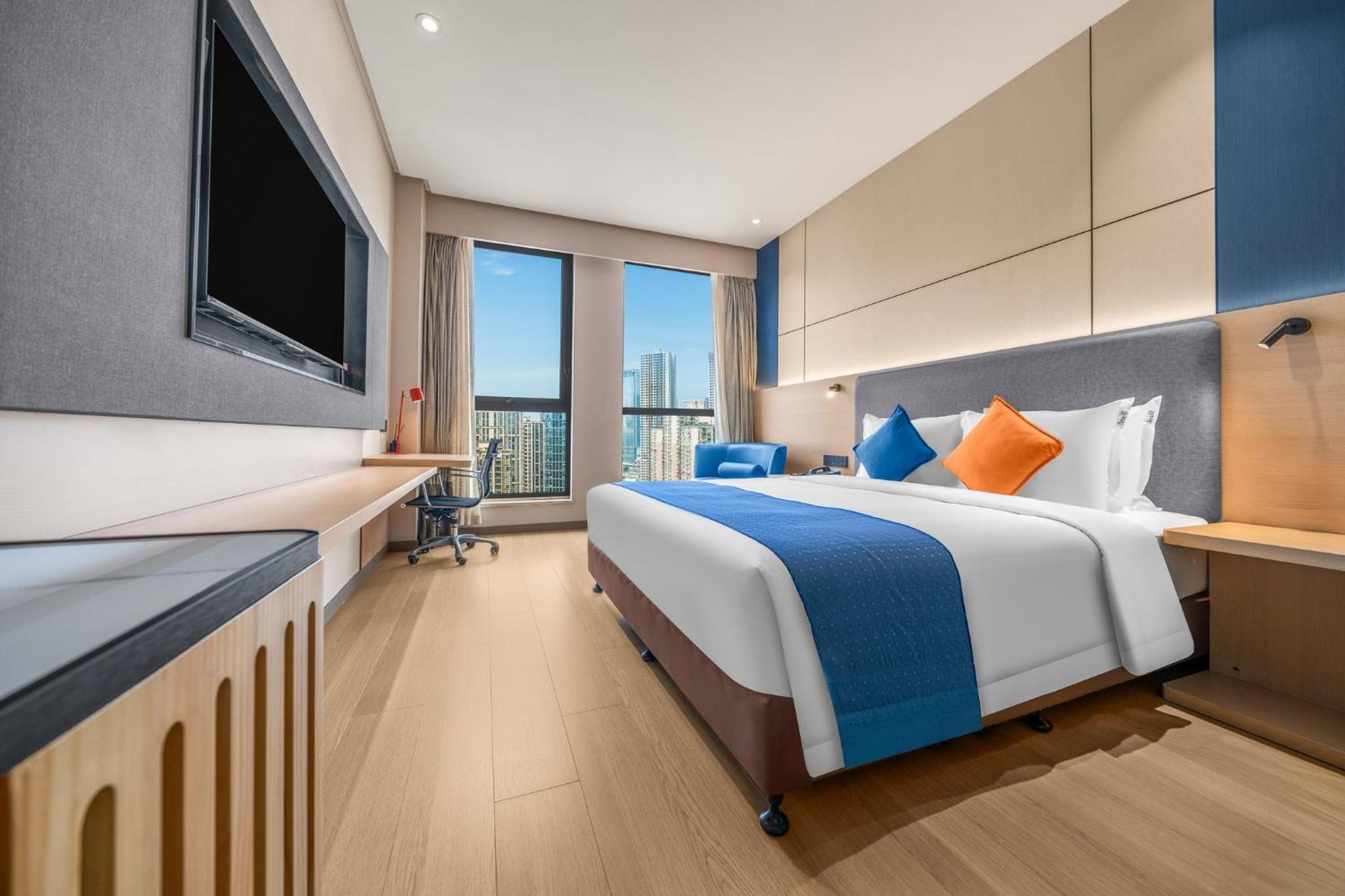 Standard King Room with City View thumbnail 5