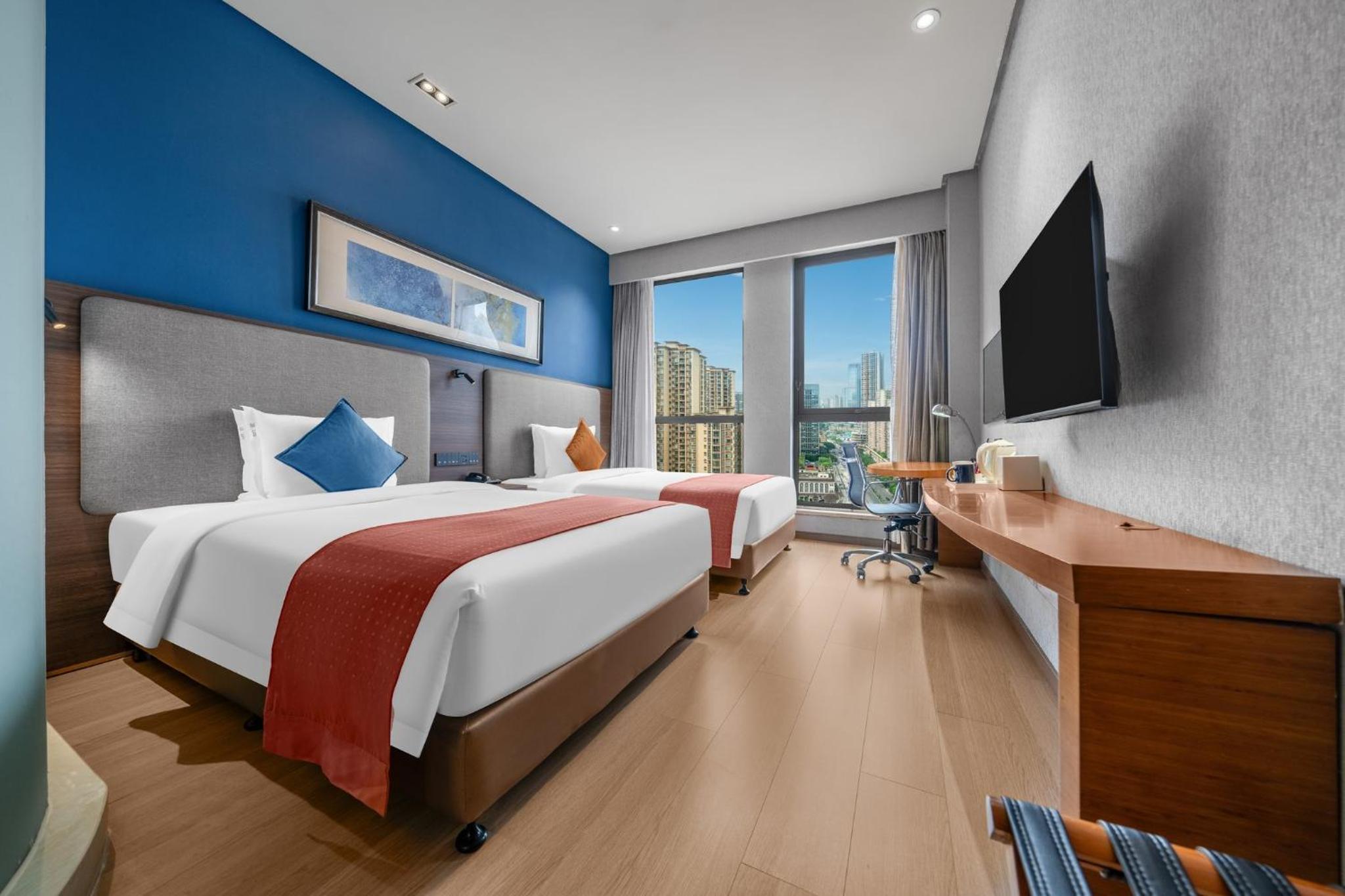 Standard Twin Room with City View - Photo 8