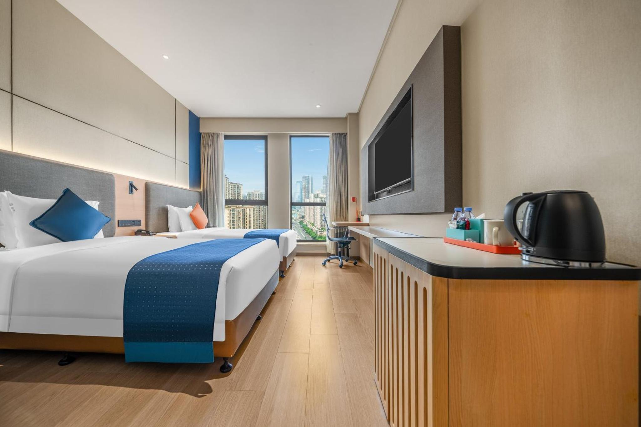 Standard Twin Room with City View - Photo 10