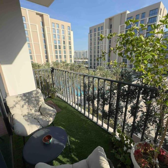 One-Bedroom Apartment with Balcony and Water View photo 2