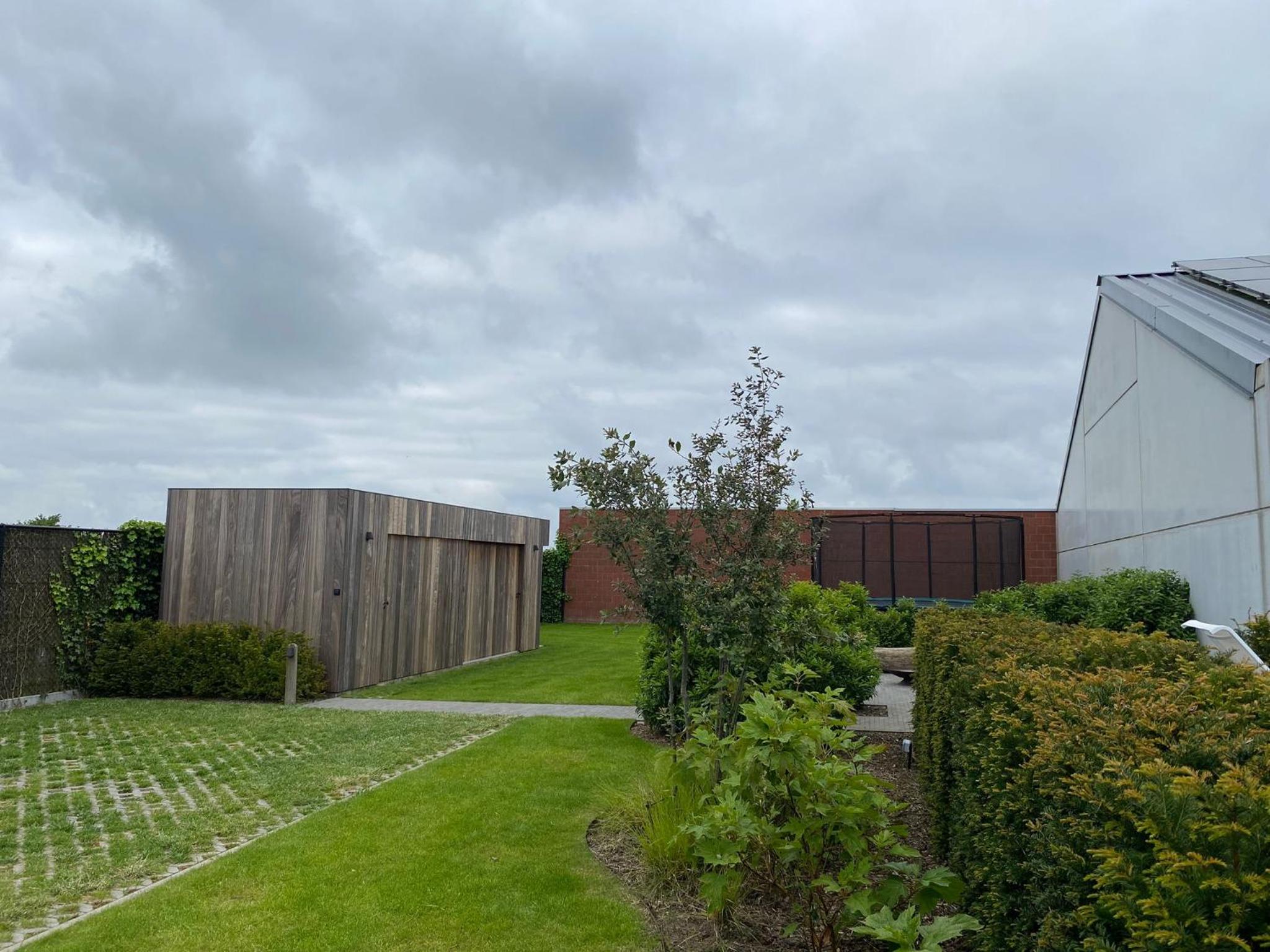 Five-Bedroom House photo 1