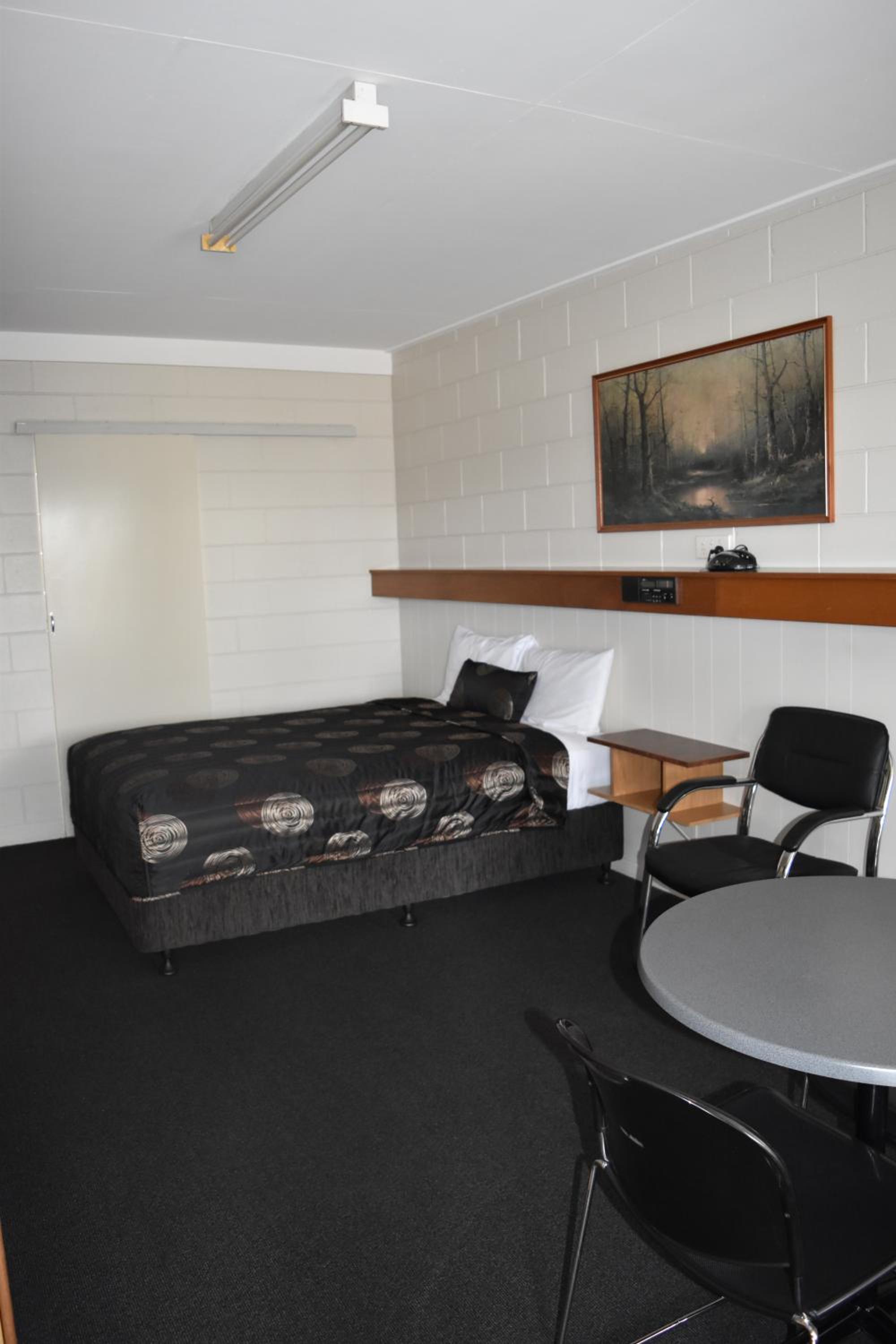 Queen Room photo 2
