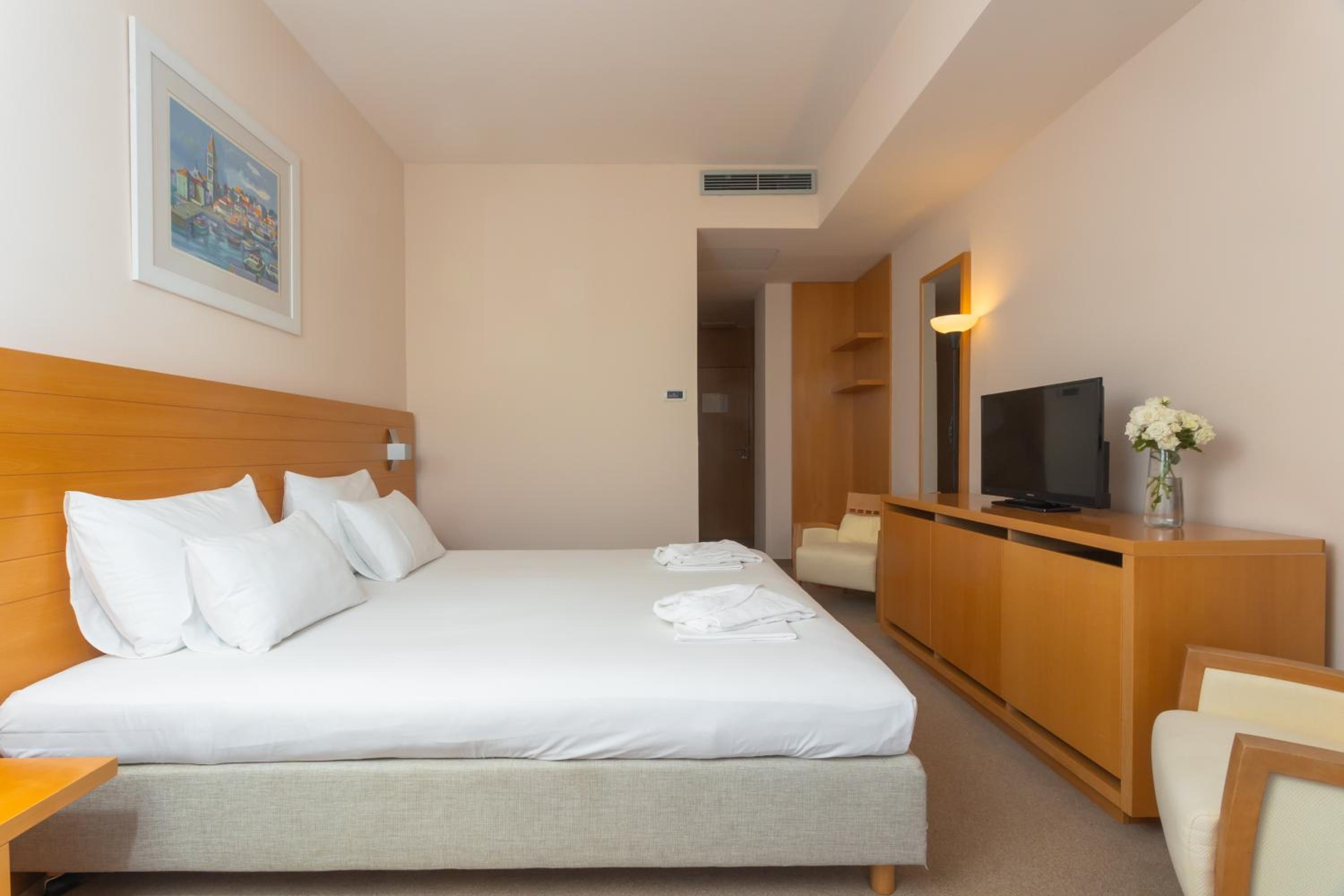 Comfort Double Room with Extra Bed, Side View of the Sea - Photo 1