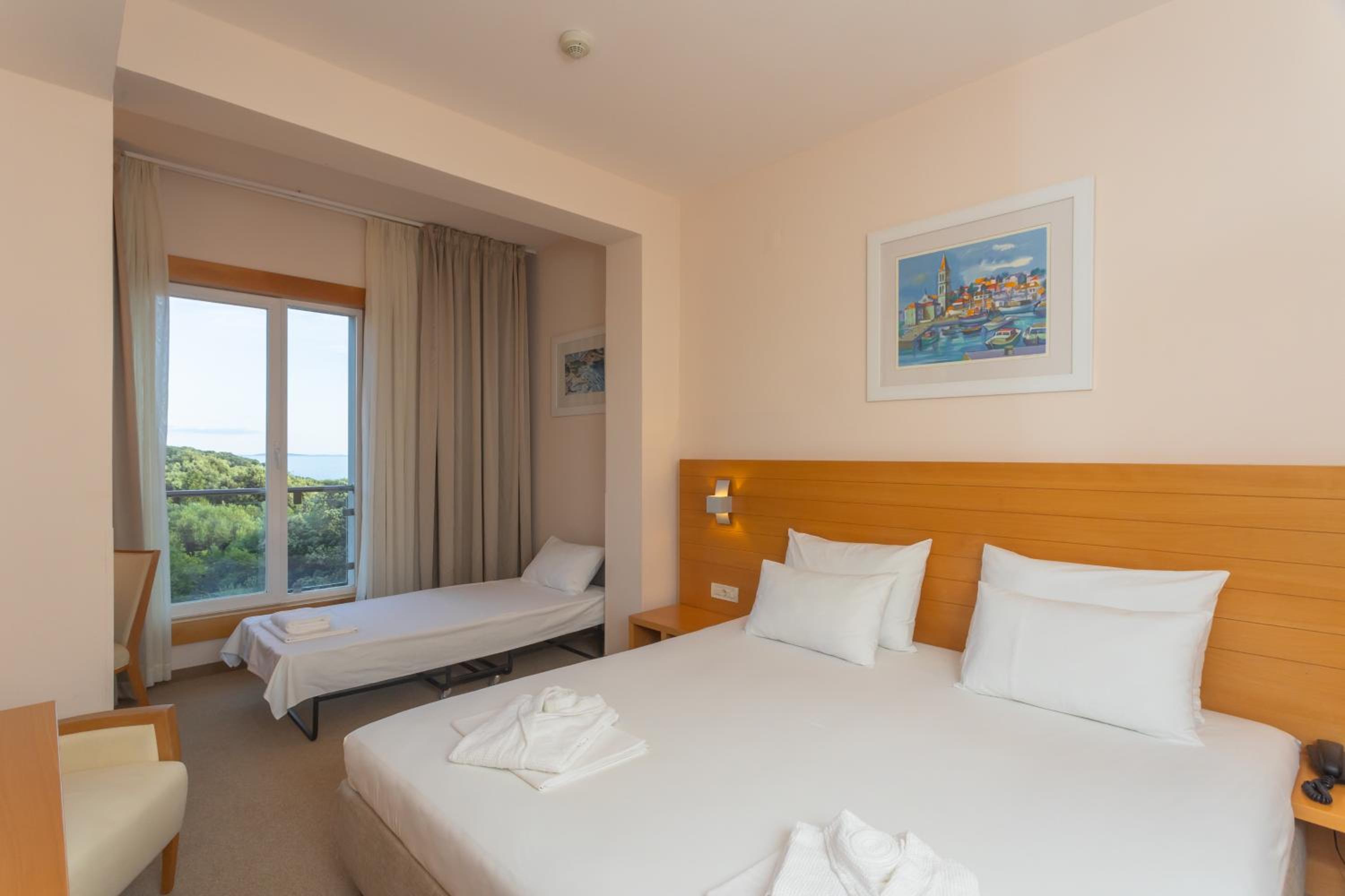 Comfort Double Room with Extra Bed, Side View of the Sea - Photo 2