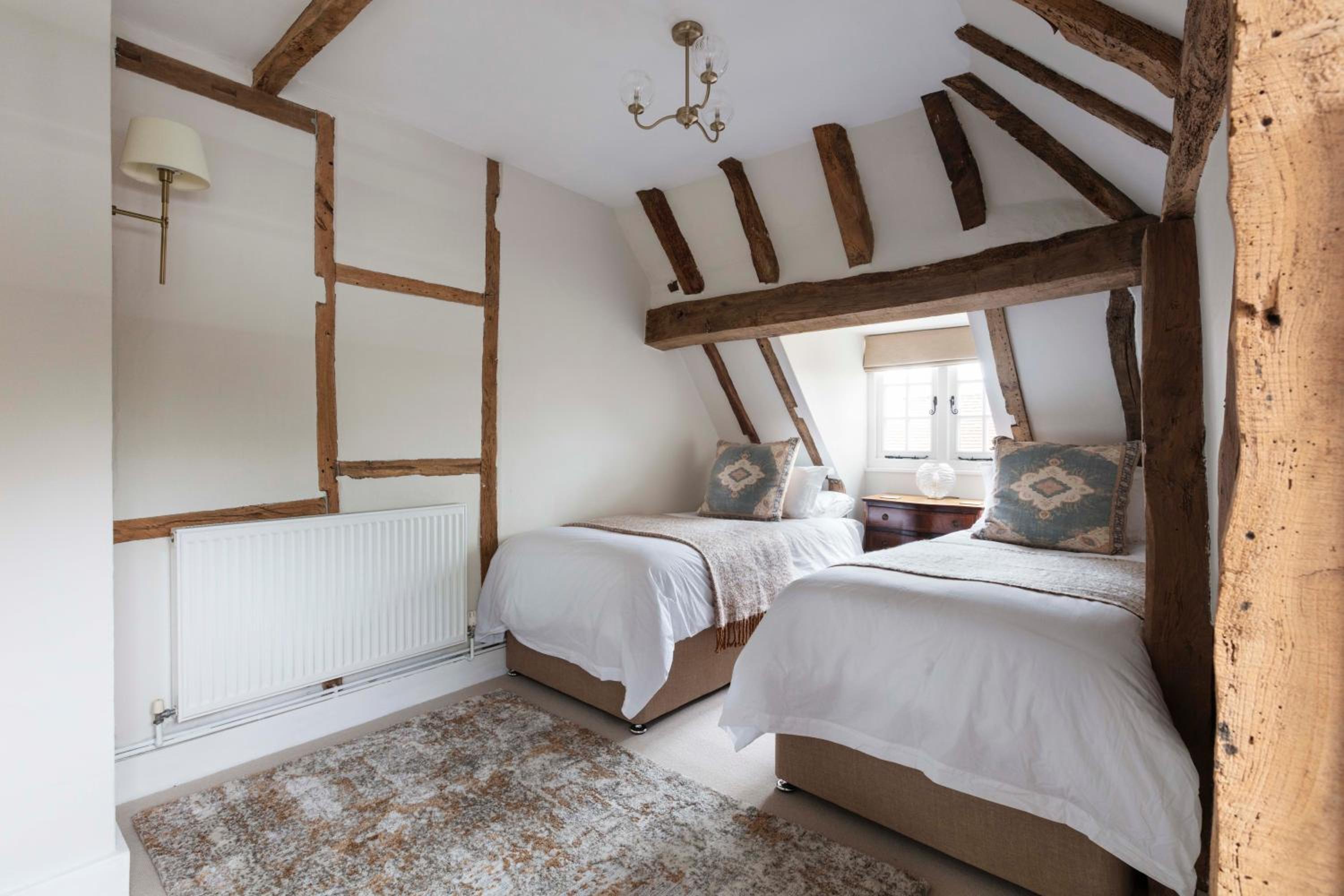 Five-Bedroom House - Photo 31