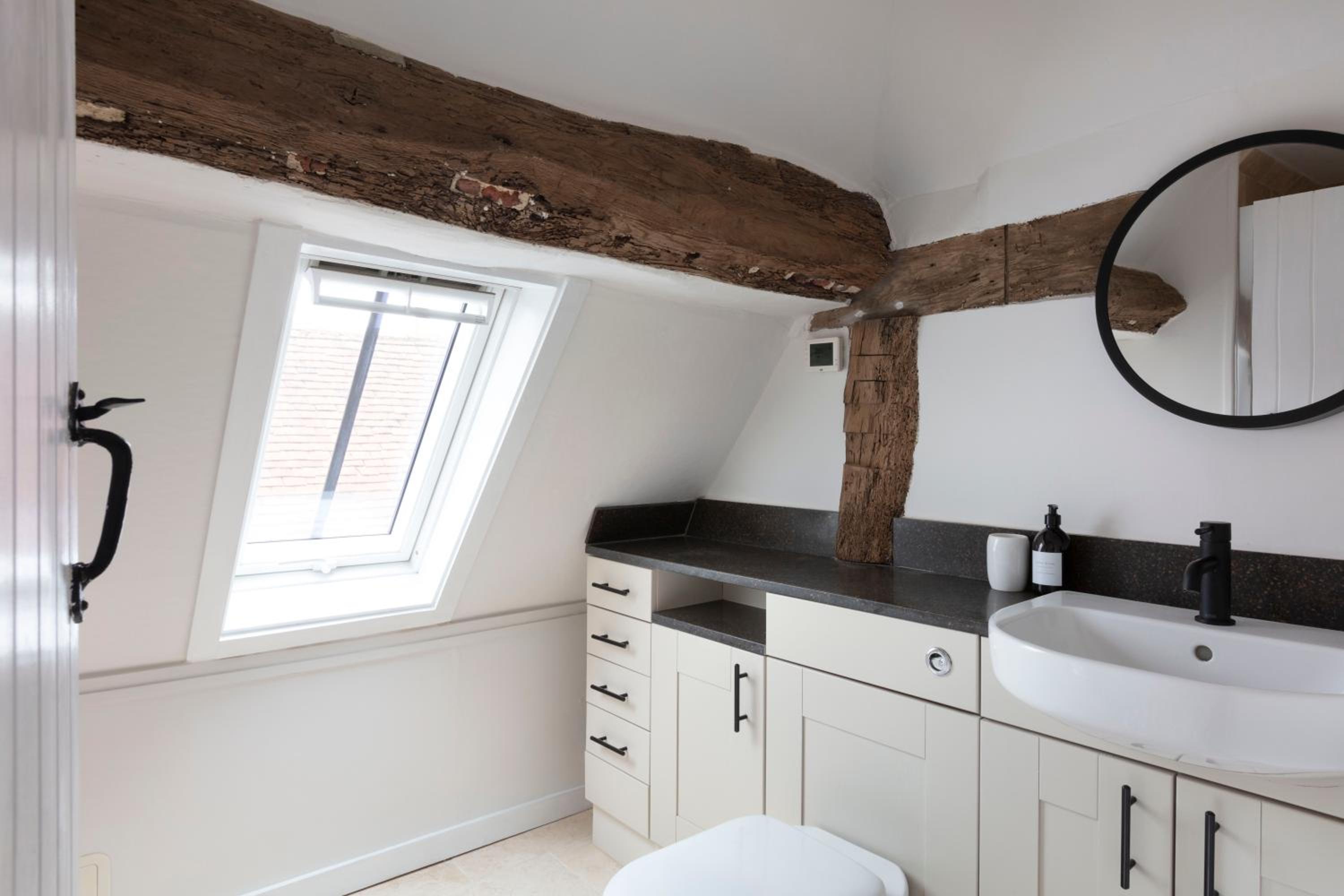 Five-Bedroom House - Photo 16