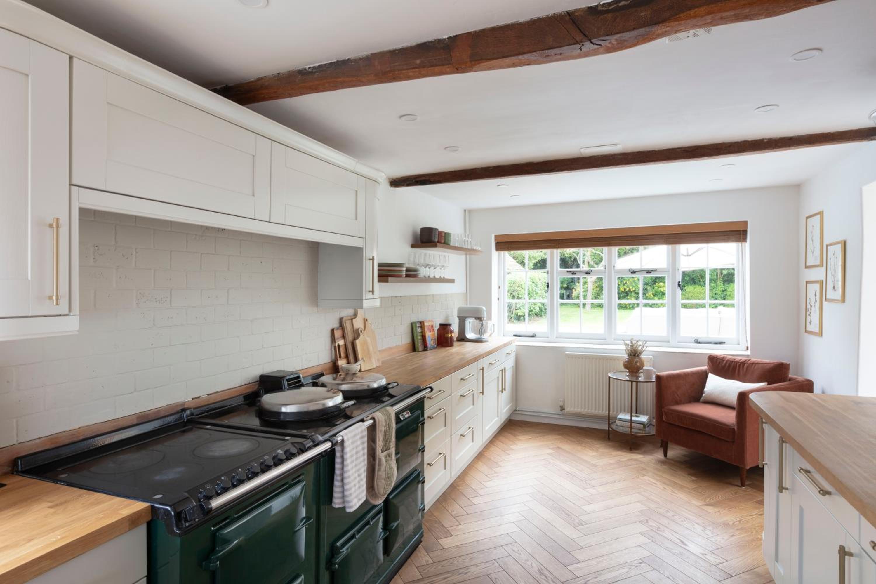 Five-Bedroom House - Photo 10