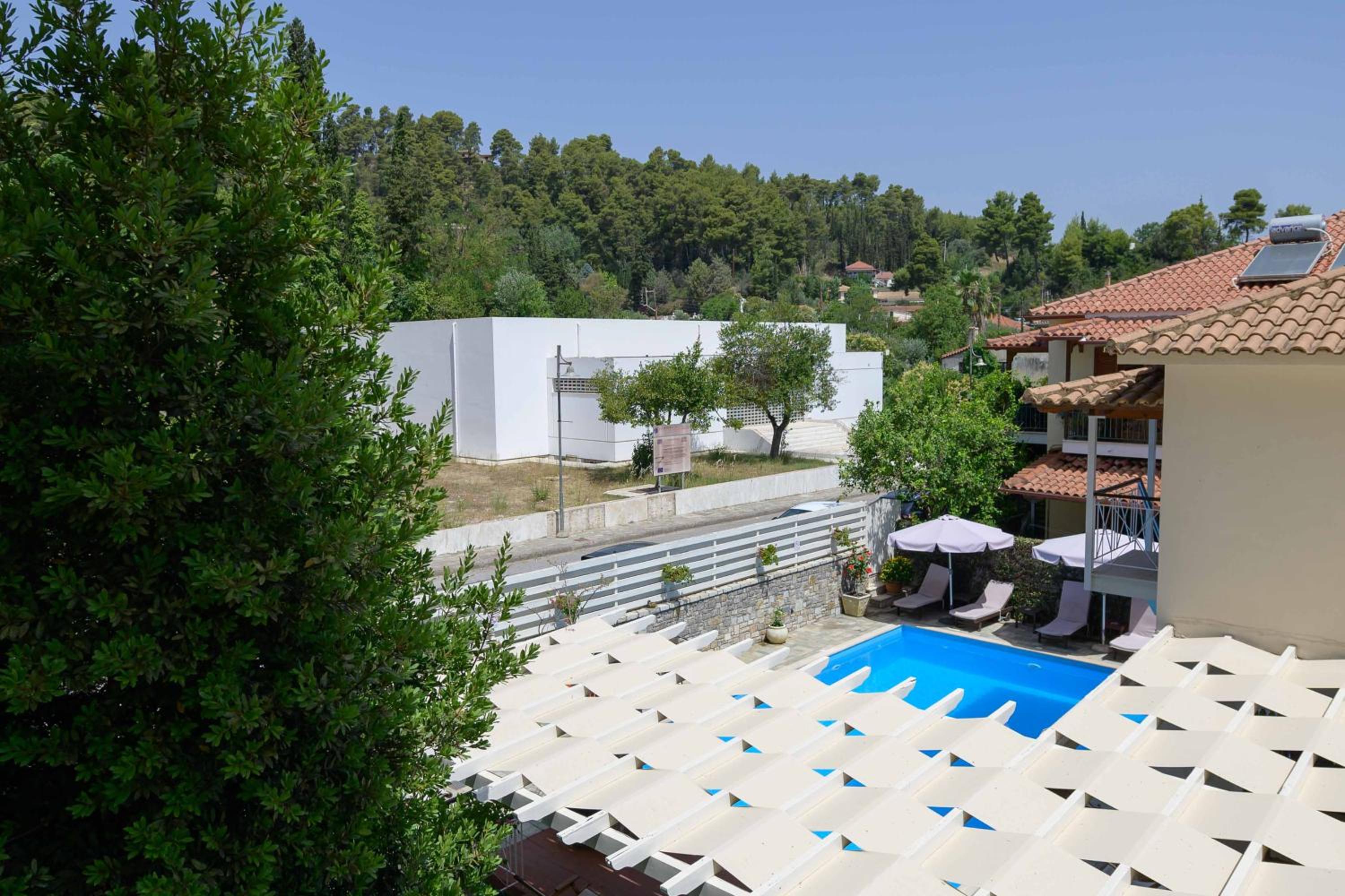 Double Room with Pool View - Photo 8