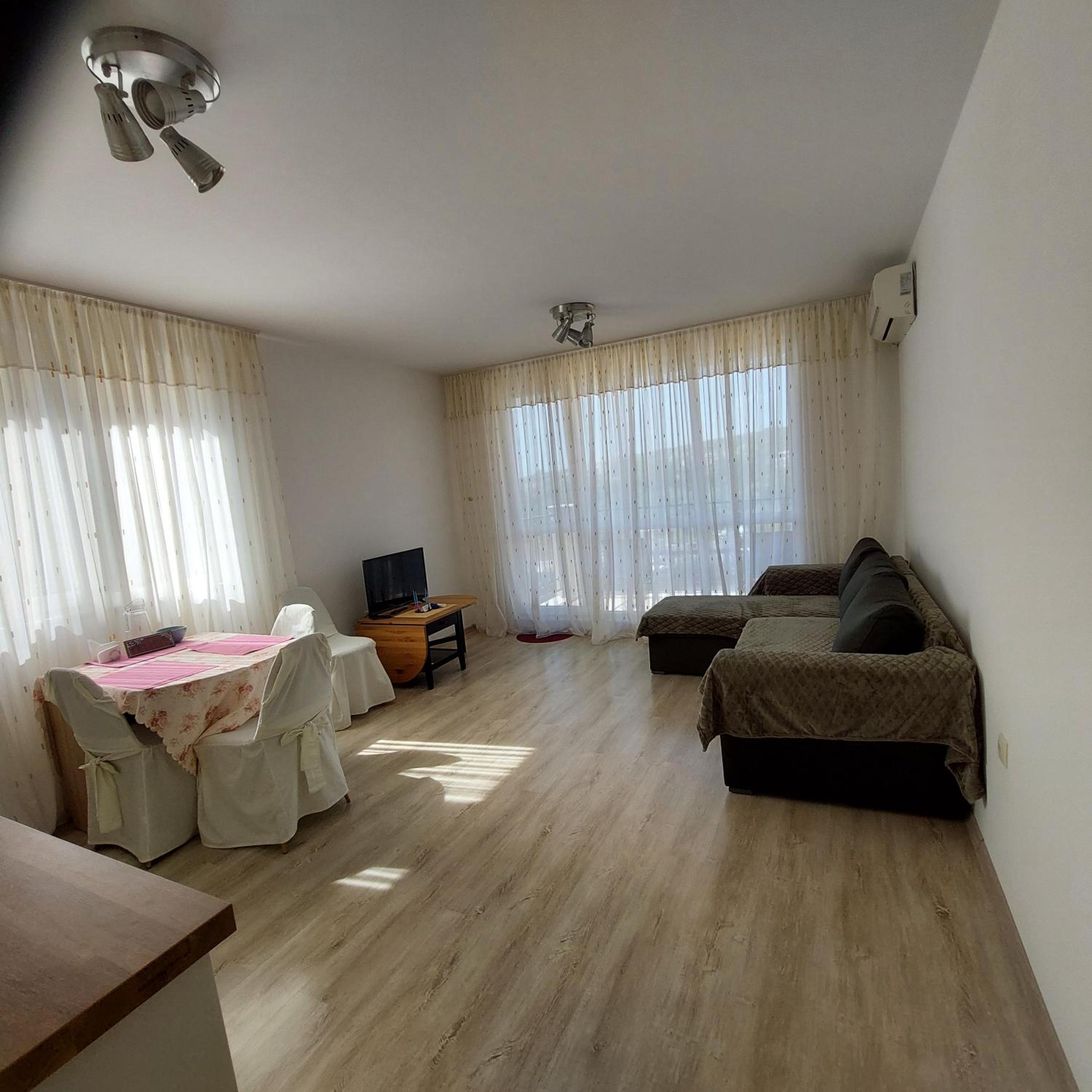 One-Bedroom Apartment photo 1