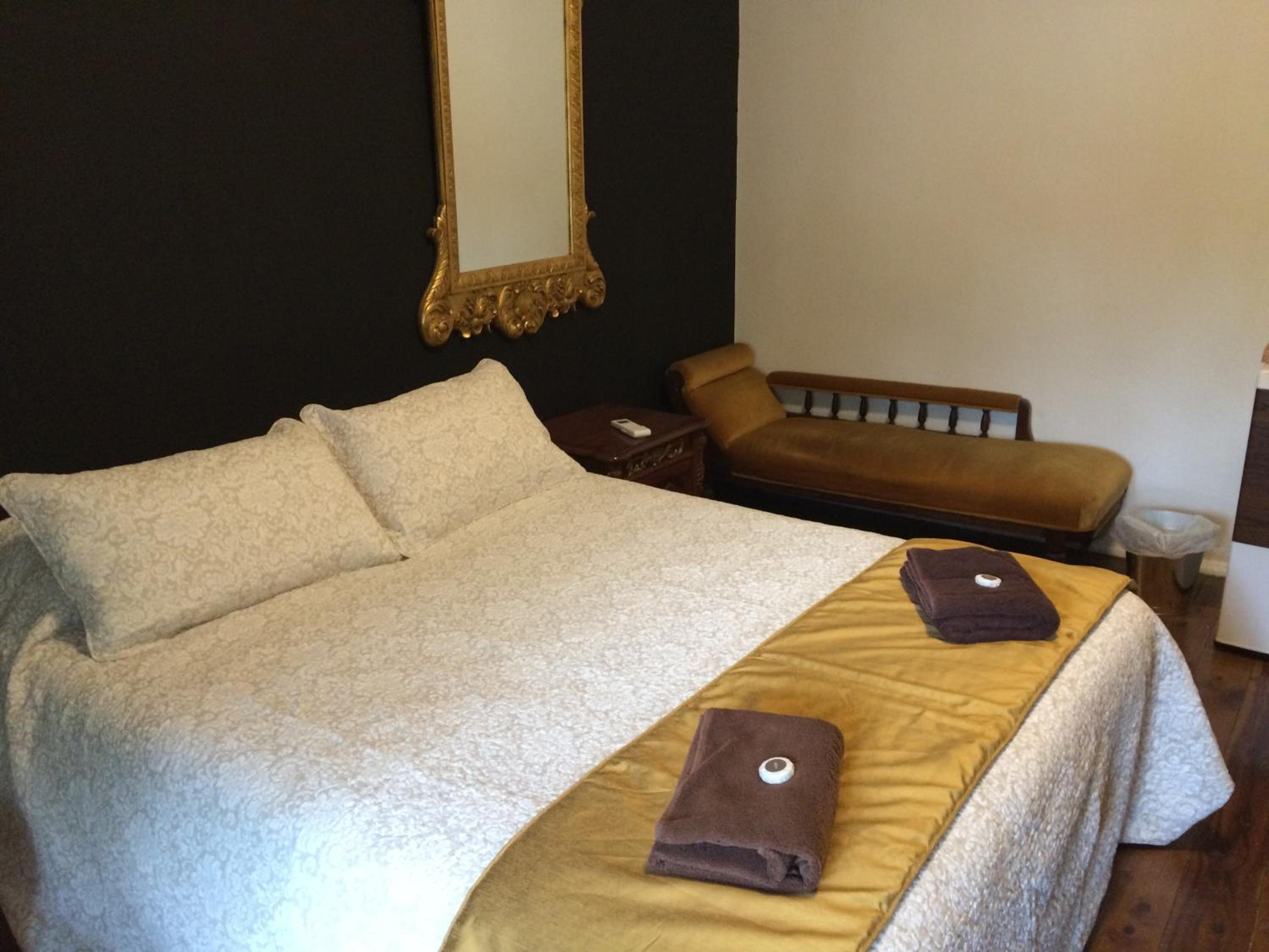 Queen Room with Shared Bathroom photo 2