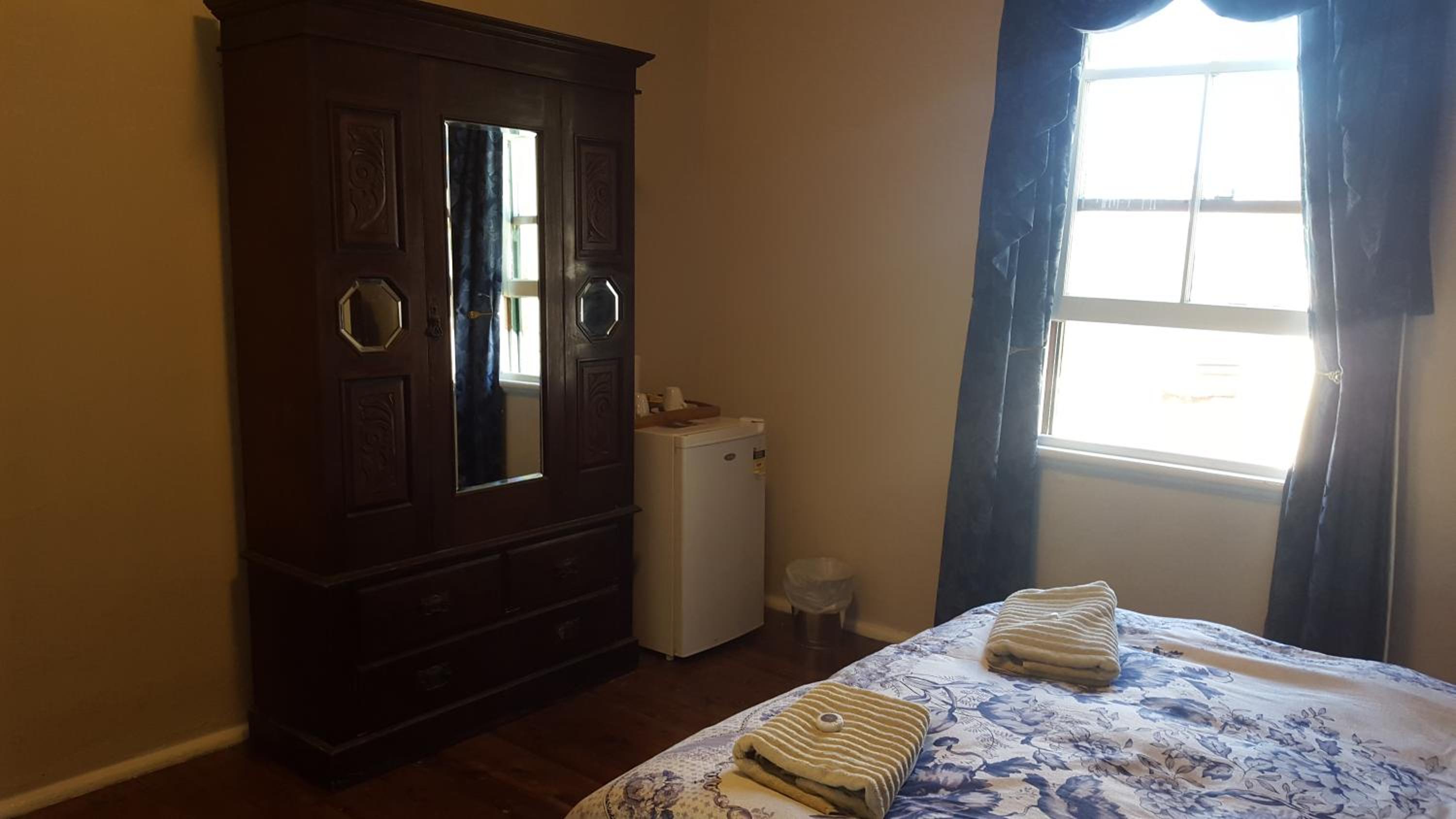 Standard Queen Room with Shared Bathroom photo 3
