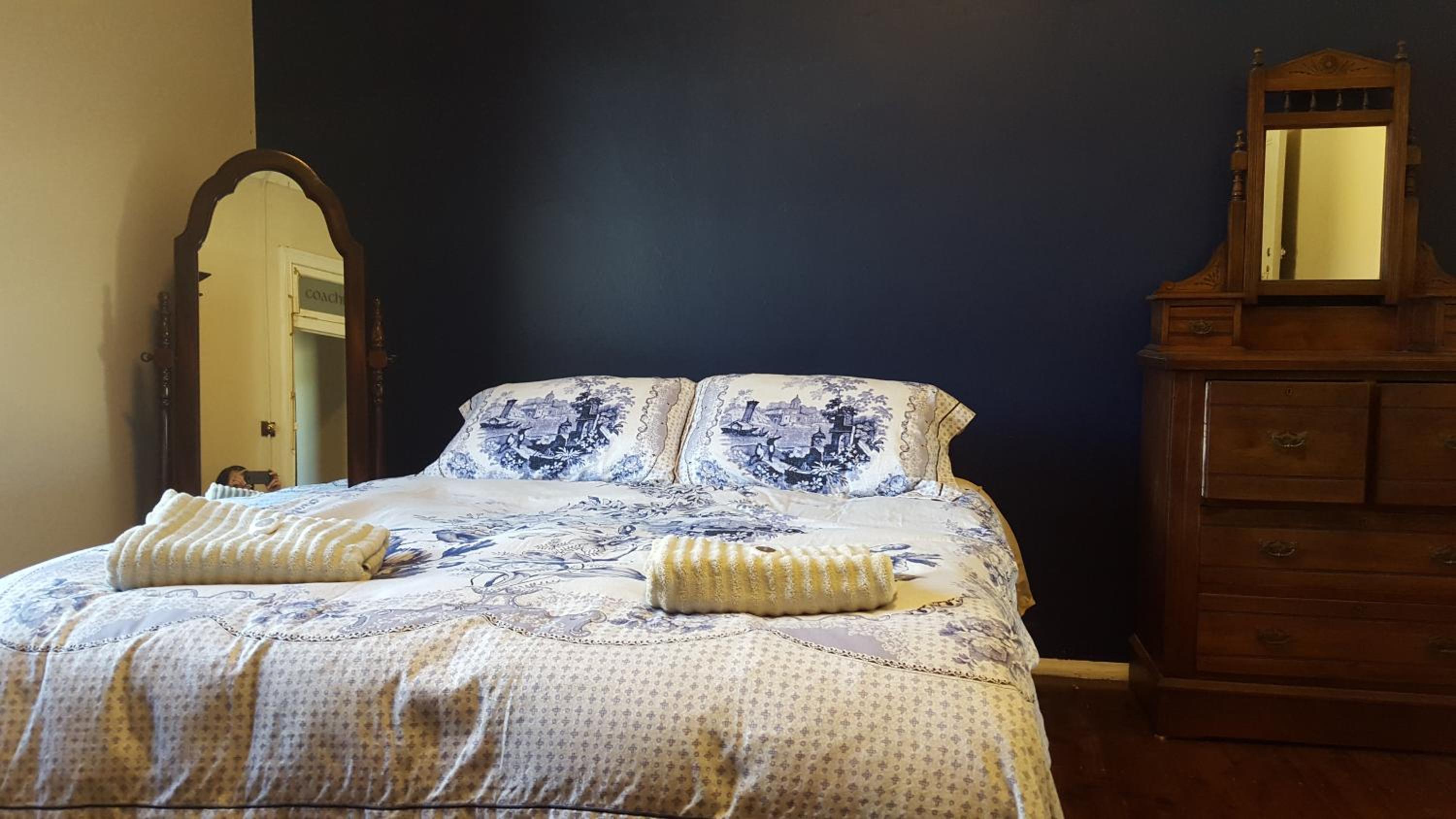 Standard Queen Room with Shared Bathroom photo 2