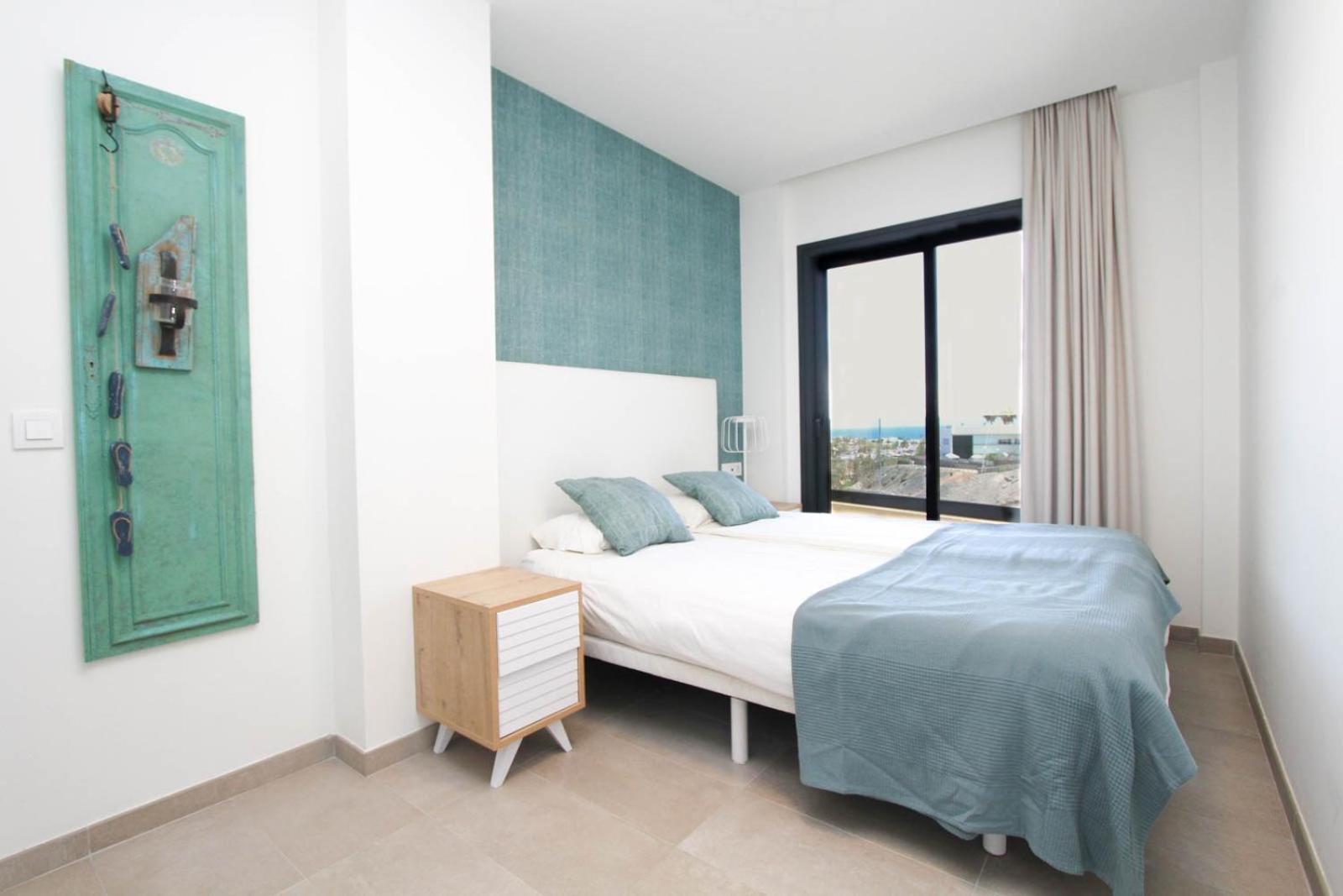 Apartamento de dos habitaciones con terraza y vista al mar