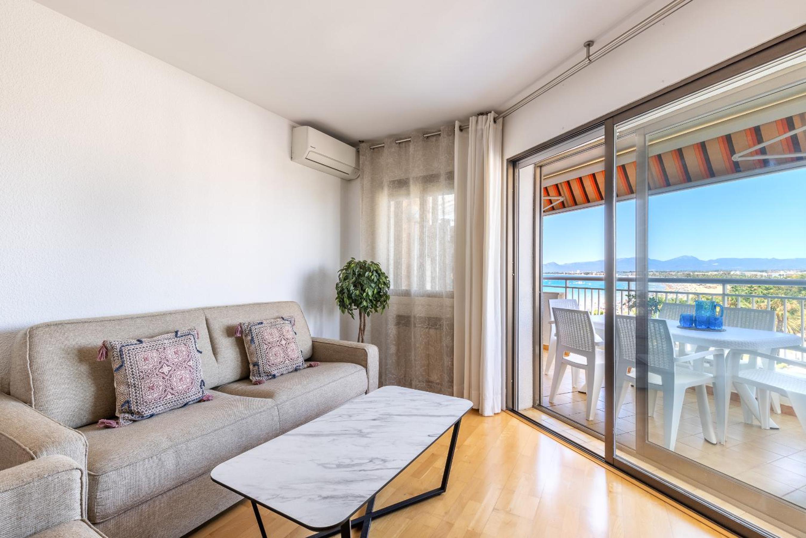 Apartamento de dos habitaciones con terraza y vista al mar