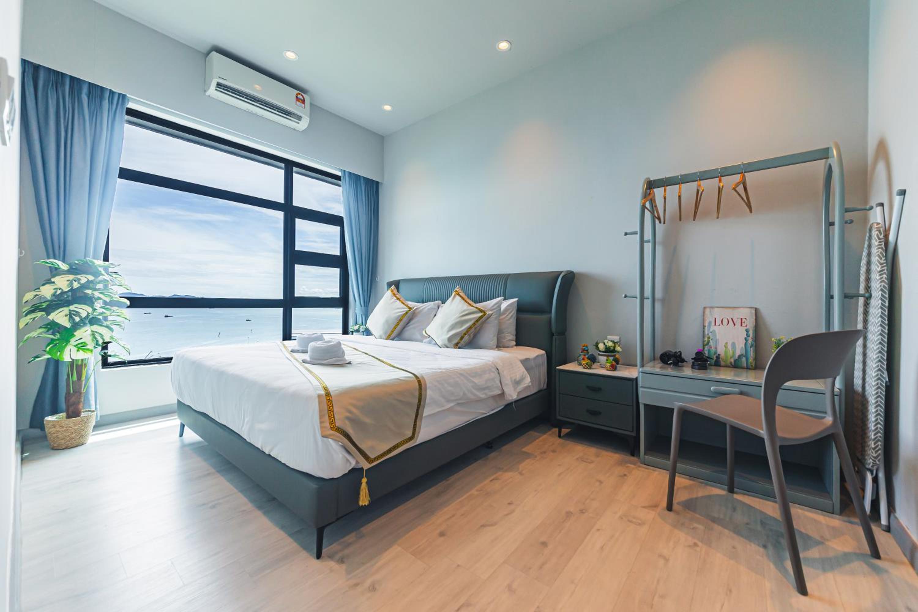 Superior Suite with Sea View - Photo 1
