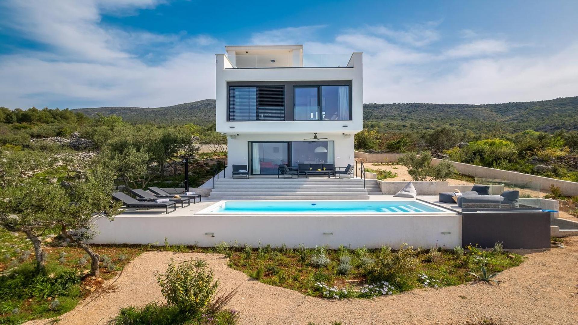 Three-Bedroom Villa photo 3