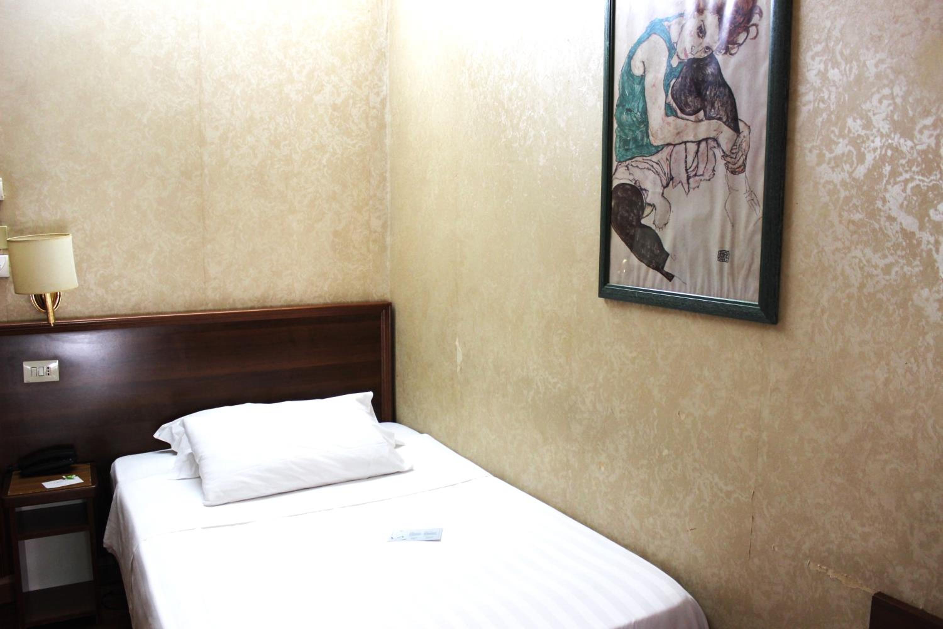 Single Room photo 3