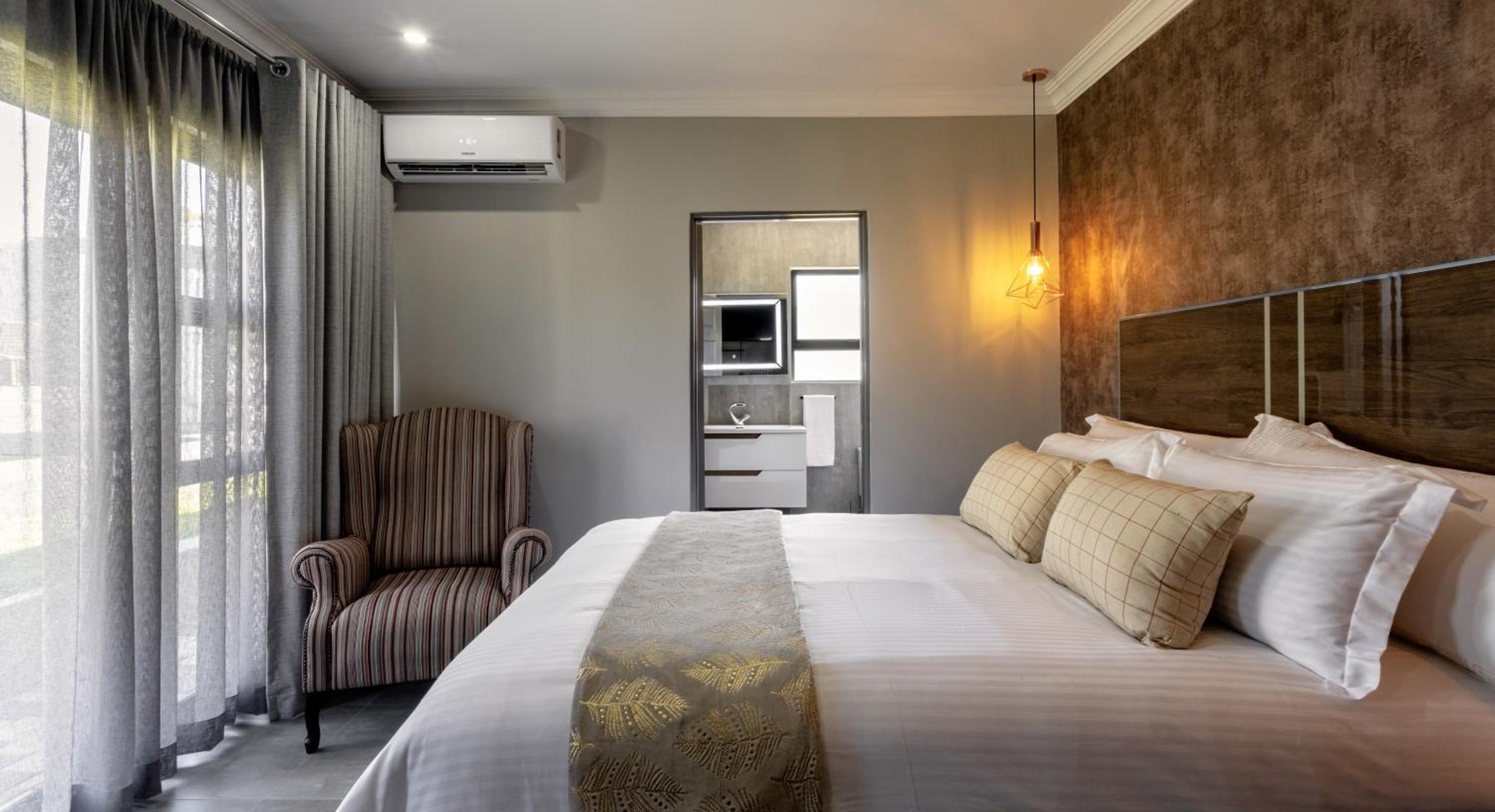 Queen Room with Pool View photo 1