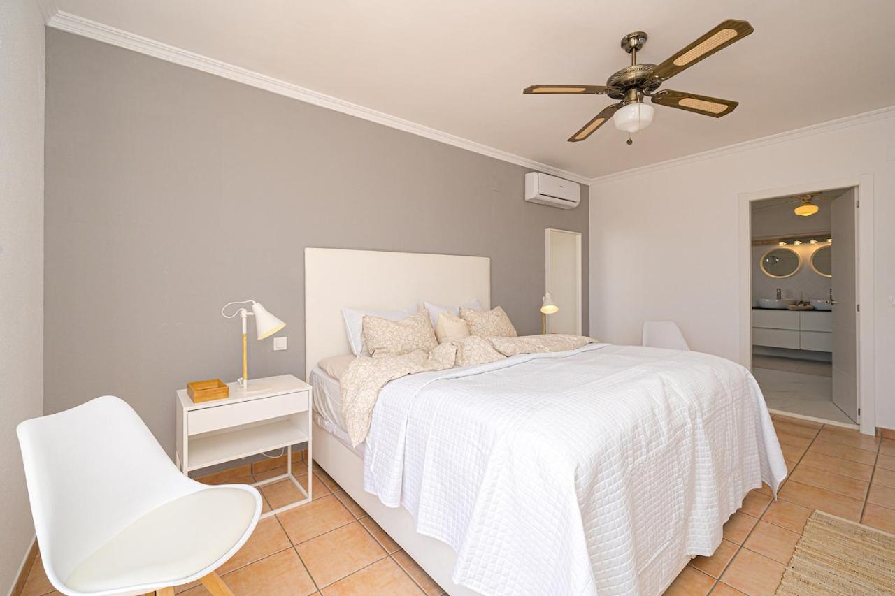 Five-Bedroom House photo 2