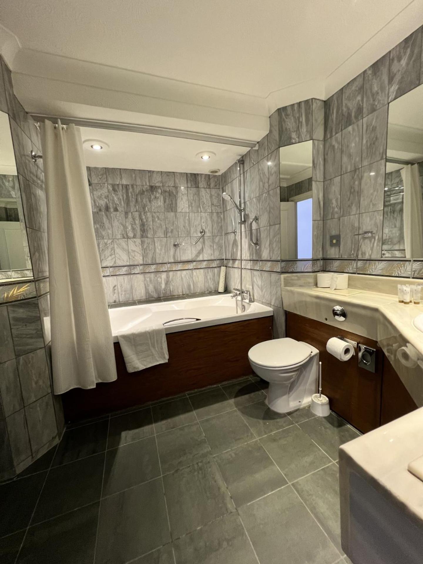 One-Bedroom Suite - Photo 5